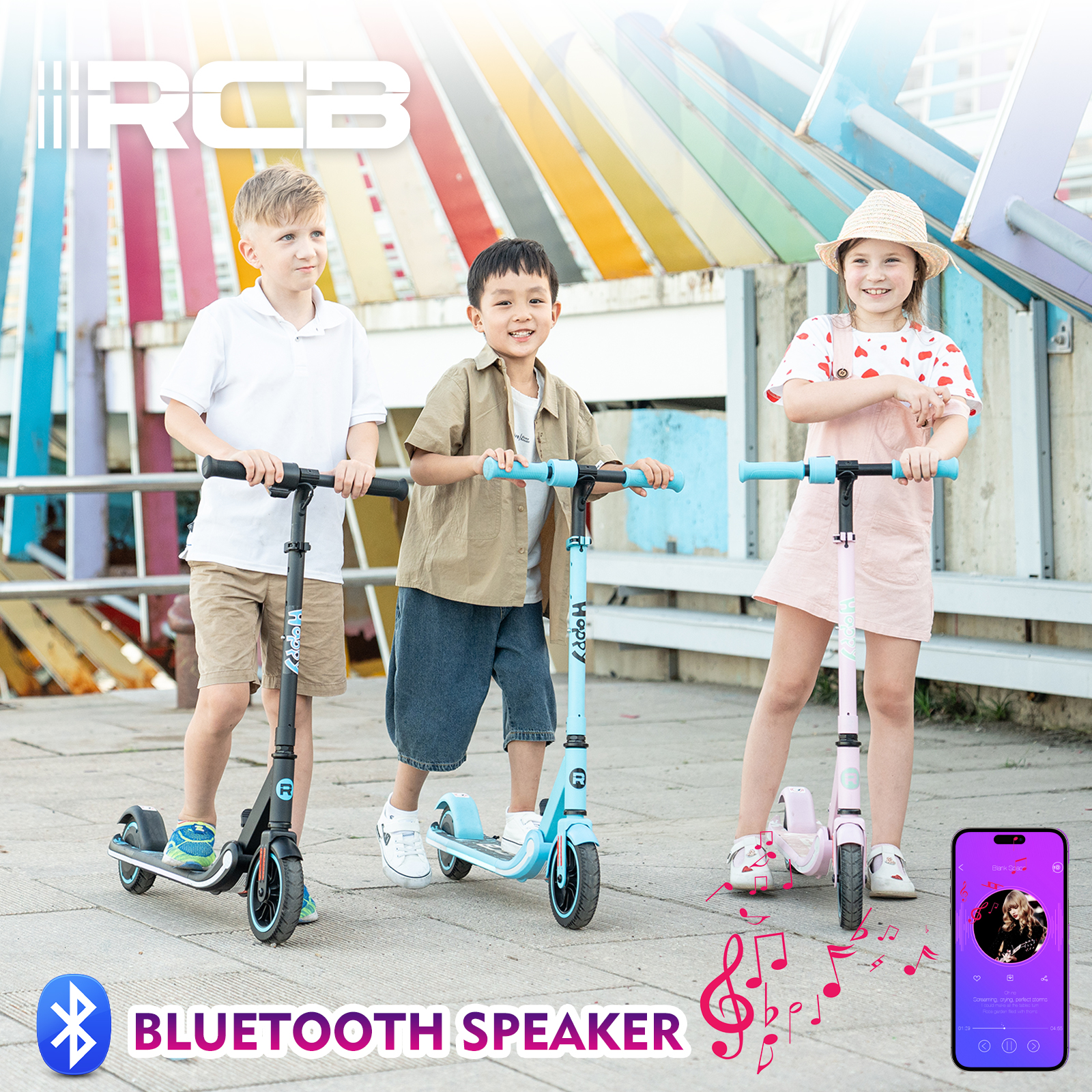 Drei Kinder auf Rollern. Das Bild zeigt einen Bluetooth-Lautsprecher und ein Musik abspielendes Telefon.
