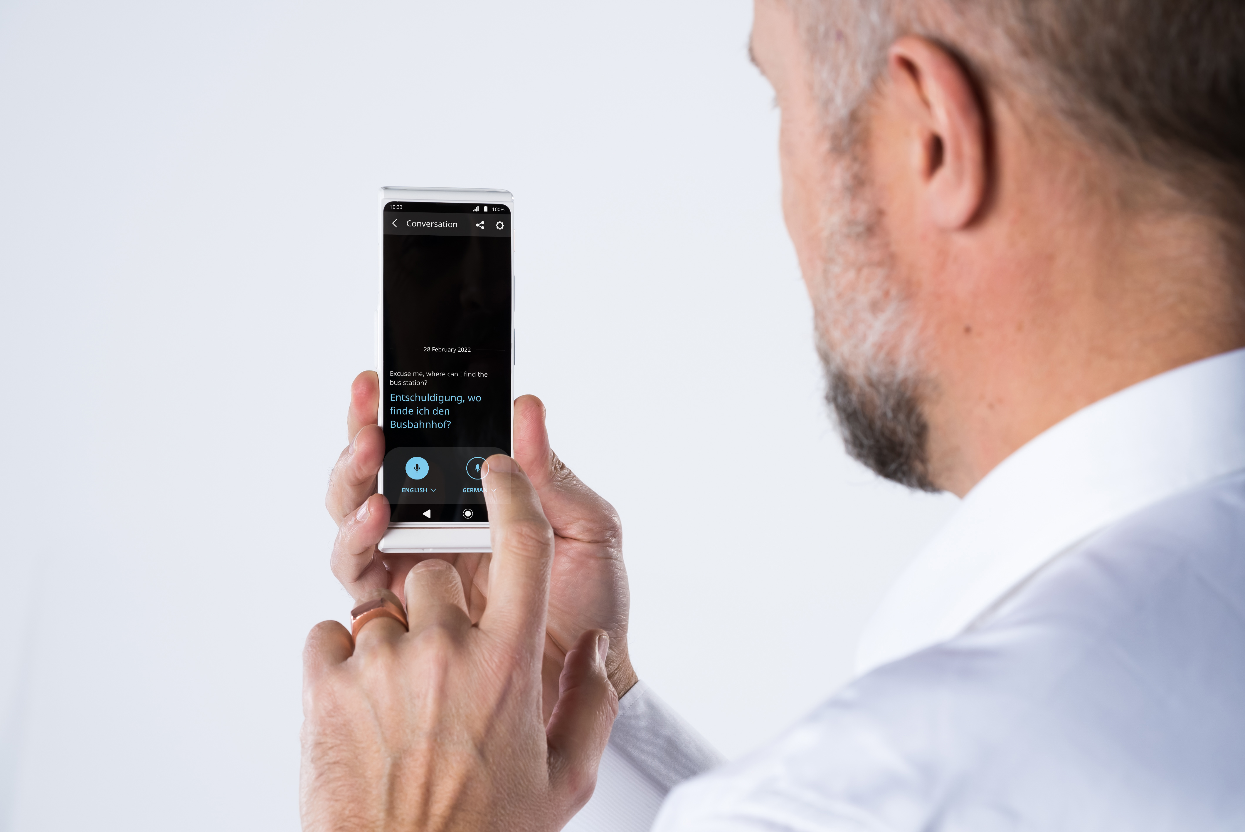Weißes Telefon auf weißem Hintergrund, mit drei Kameras.