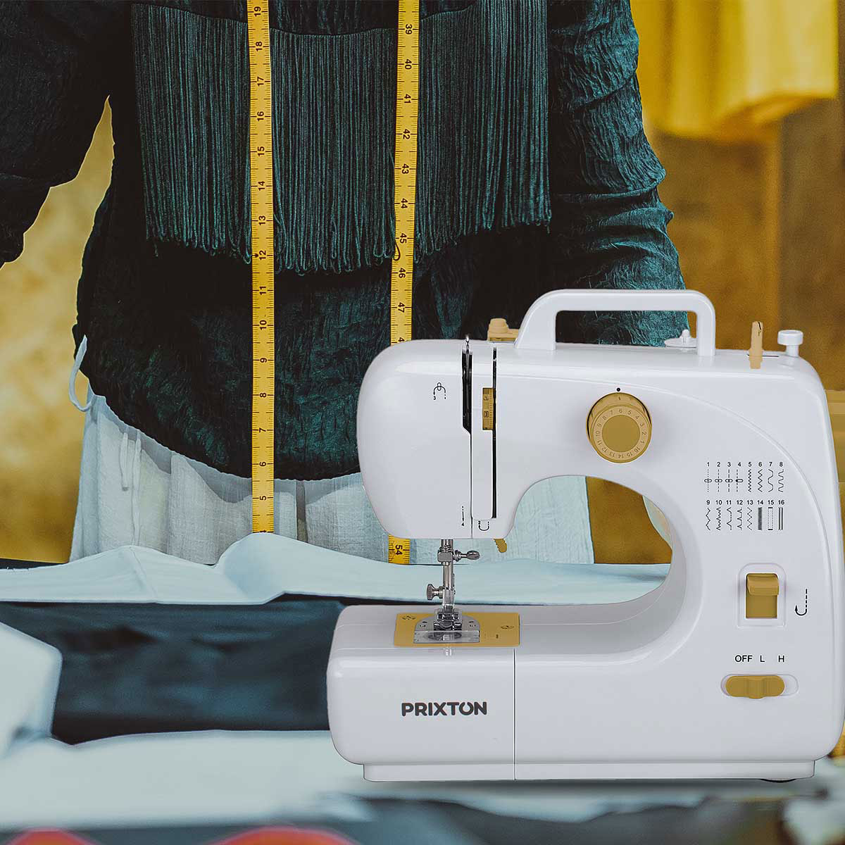 Biała maszyna do szycia z żółtą miarką w tle.