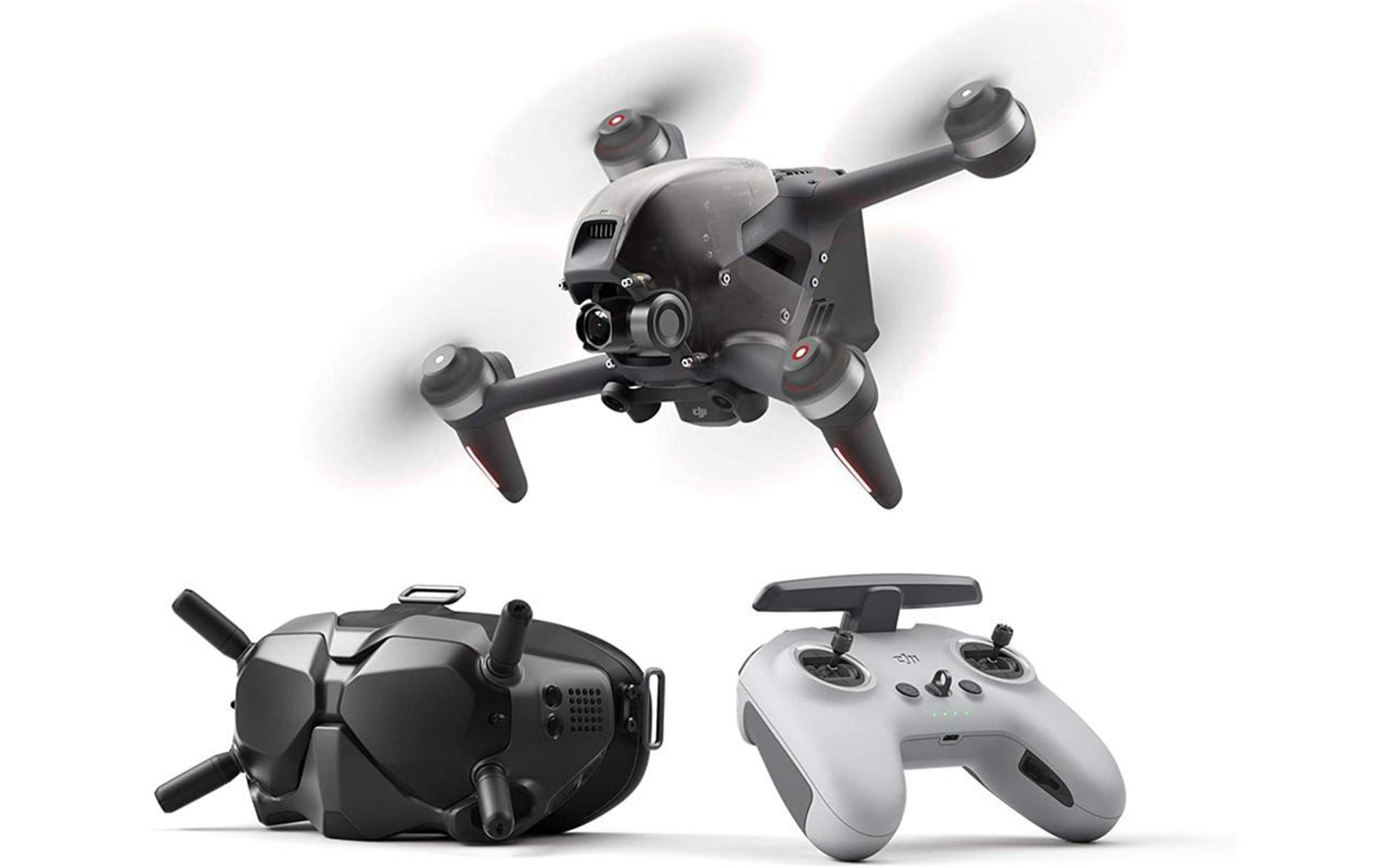 Eine Drohne, eine Brille und ein Controller befinden sich auf weißem Hintergrund. Die Drohne ist im Flug.