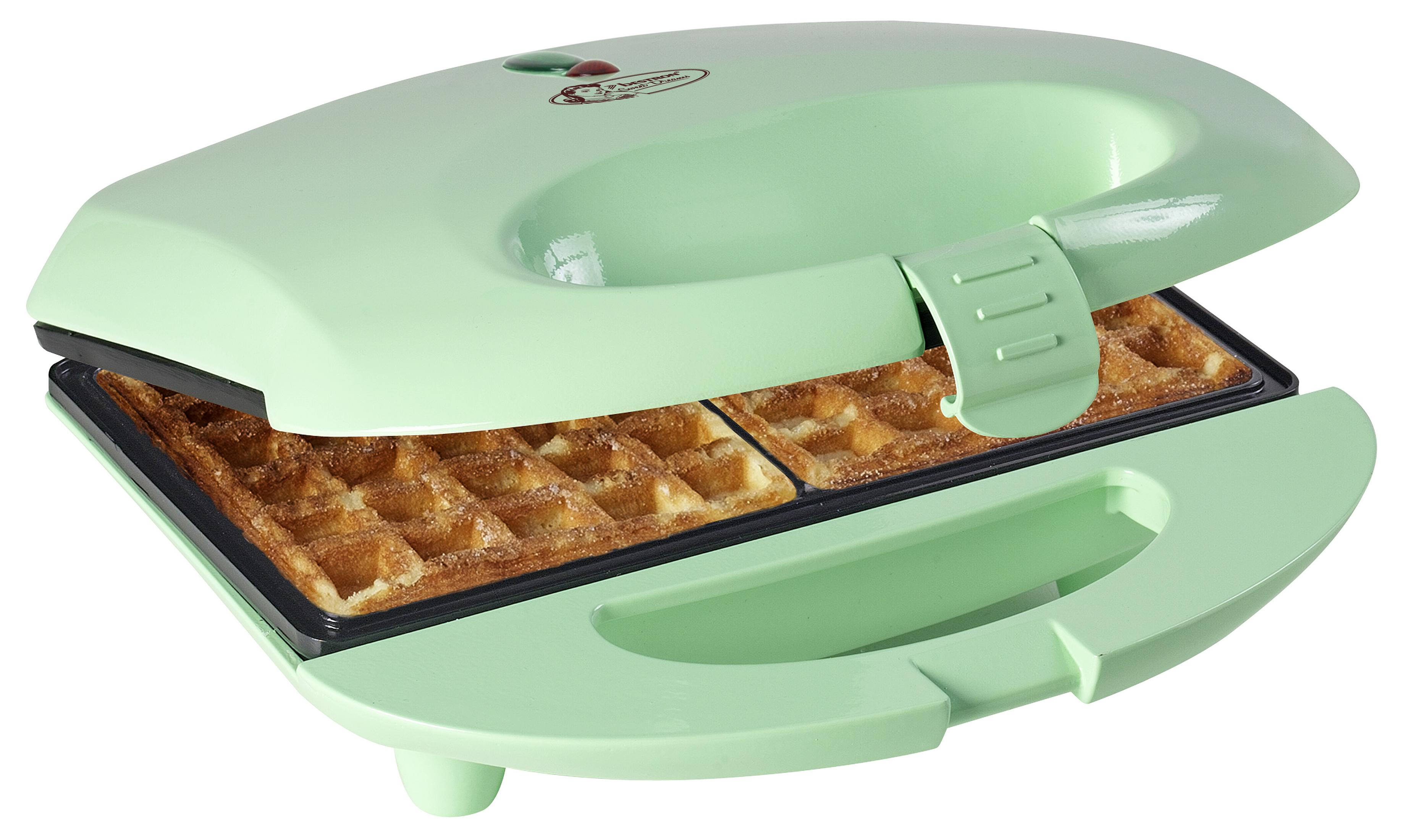 Macchina per waffle verde, aperta, con due waffle dorati all'interno.