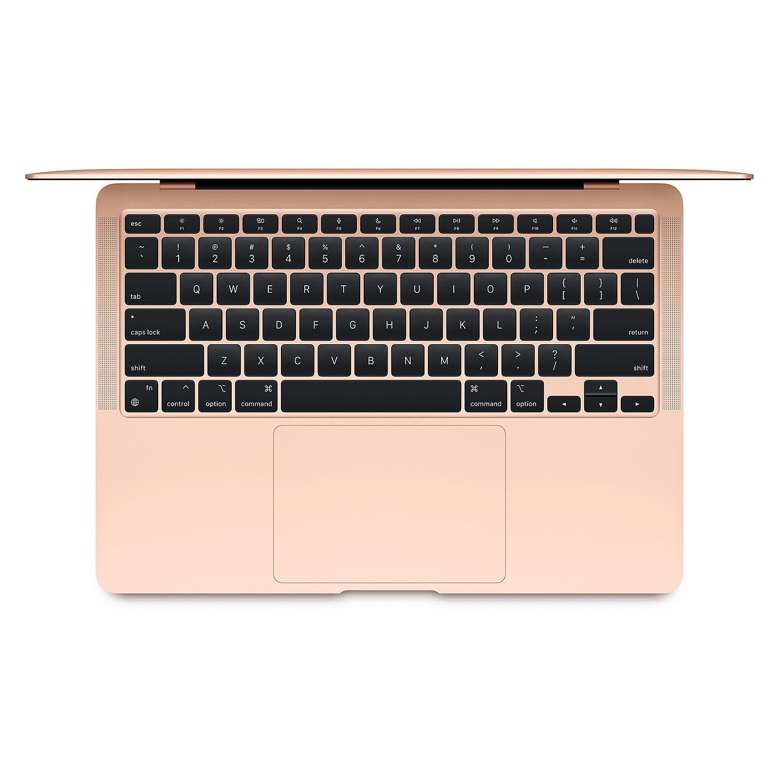 Un teclado de portátil oro rosa con teclas y panel táctil, abierto sobre una superficie blanca.