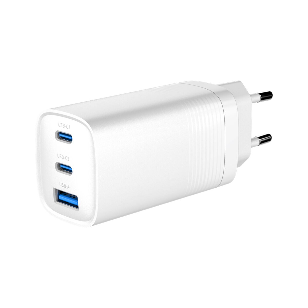 Witte oplader met drie USB-poorten. USB-C, USB-C2 en USB-A. Witte achtergrond.