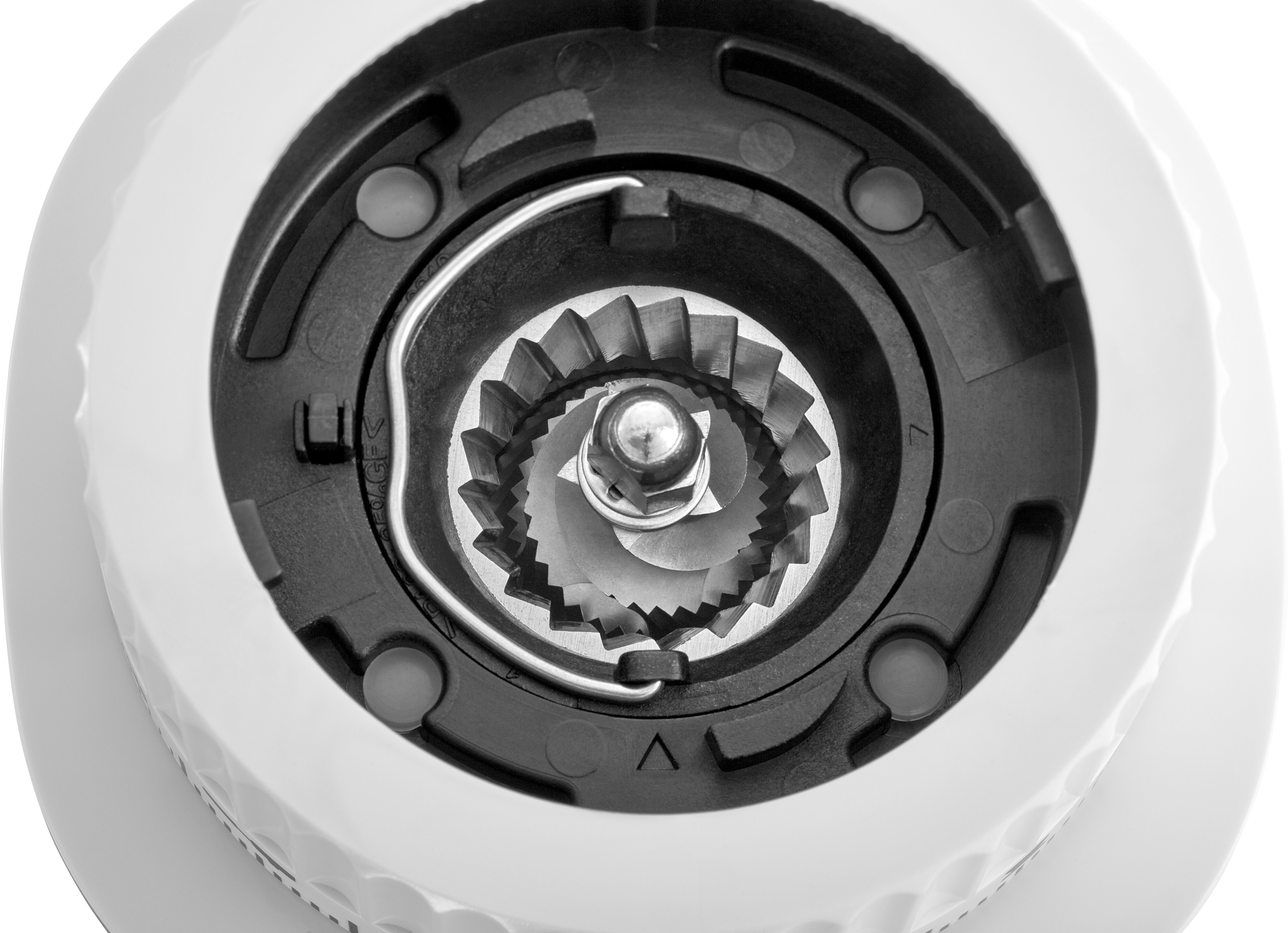 Zbliżenie mechanizmu młynka z widocznymi elementami wewnętrznymi.