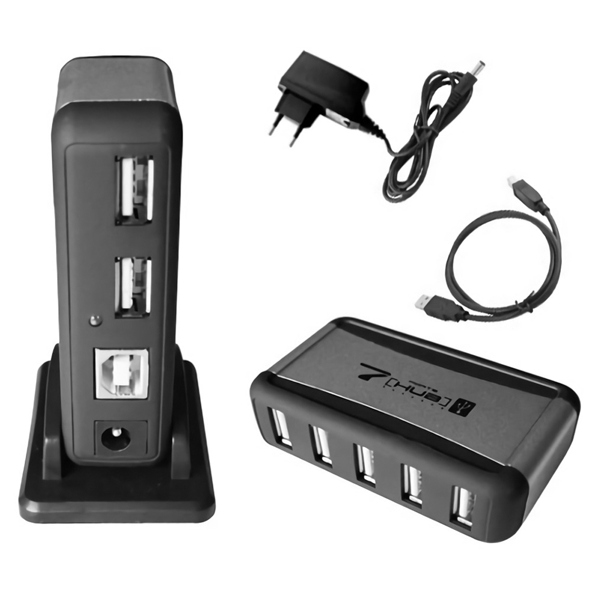USB-Hub mit verschiedenen Anschlüssen, Netzteil und USB-Kabeln in Graustufen.