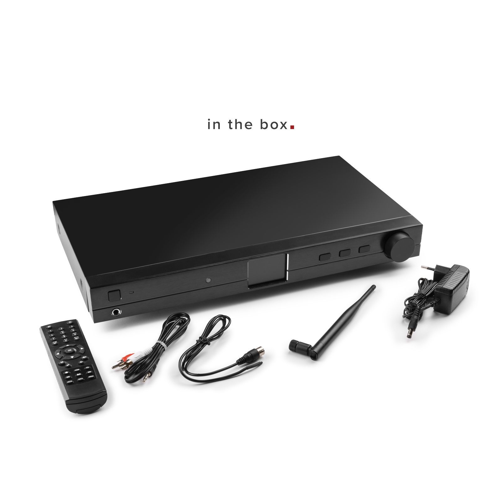 Komponenten eines Audiosystems: Verstärker, Fernbedienung, Netzteil, Kabel und Antenne.