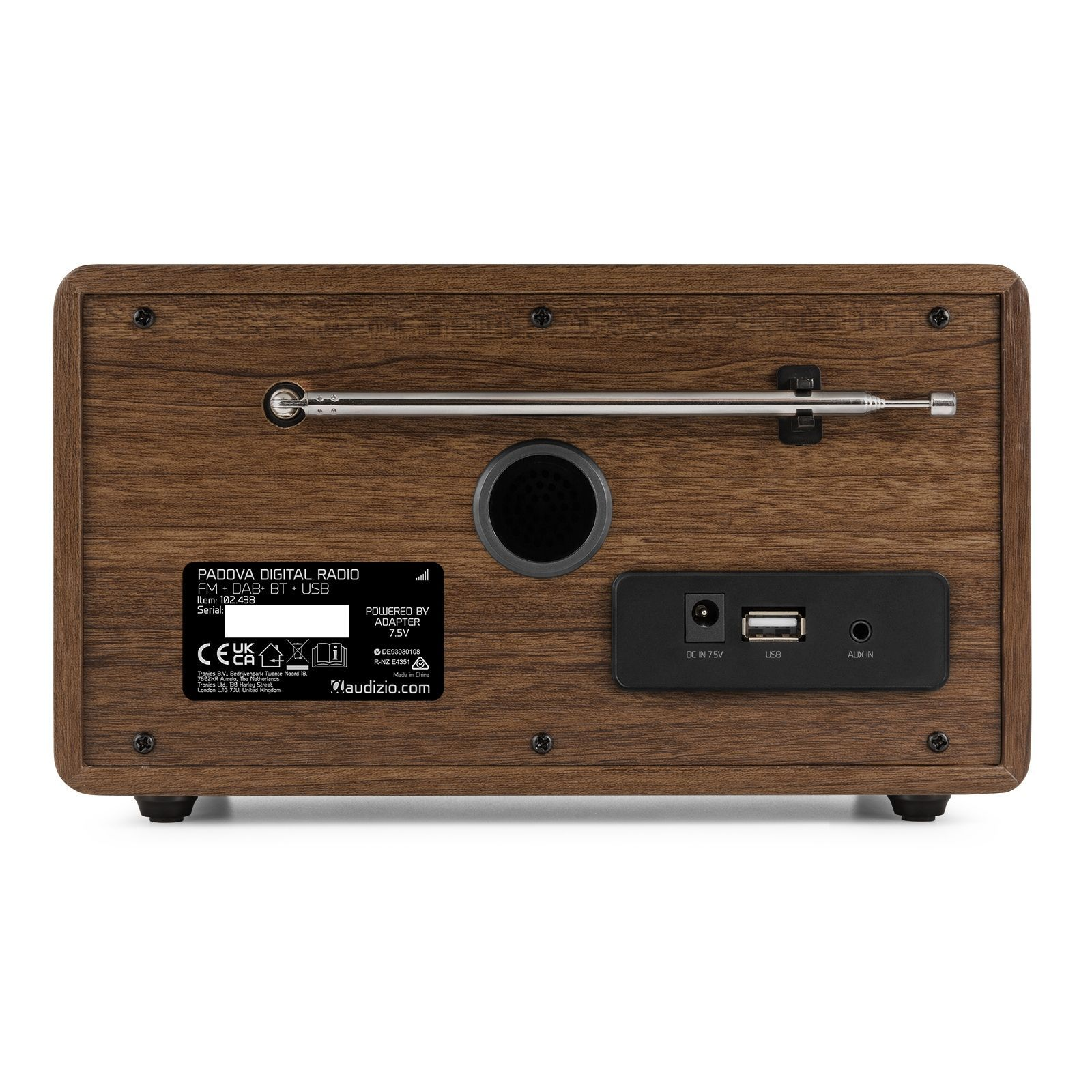 Vista trasera de una radio digital de madera con botones, puertos y un altavoz negro. Texto visible.