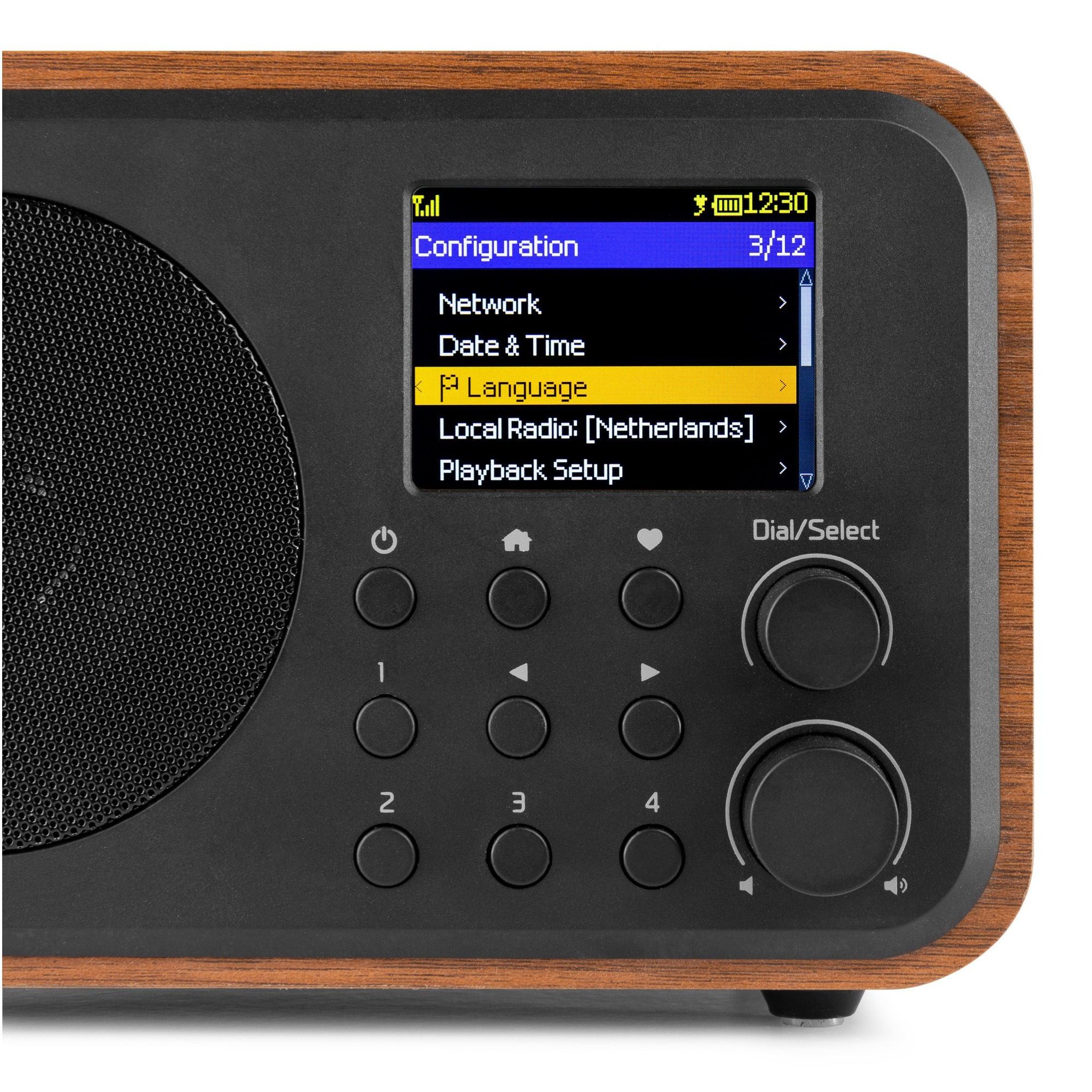 Nahaufnahme eines Radios in Holzoptik mit kleinem Display, das ein Konfigurationsmenü zeigt. Knöpfe und Drehregler sichtbar.