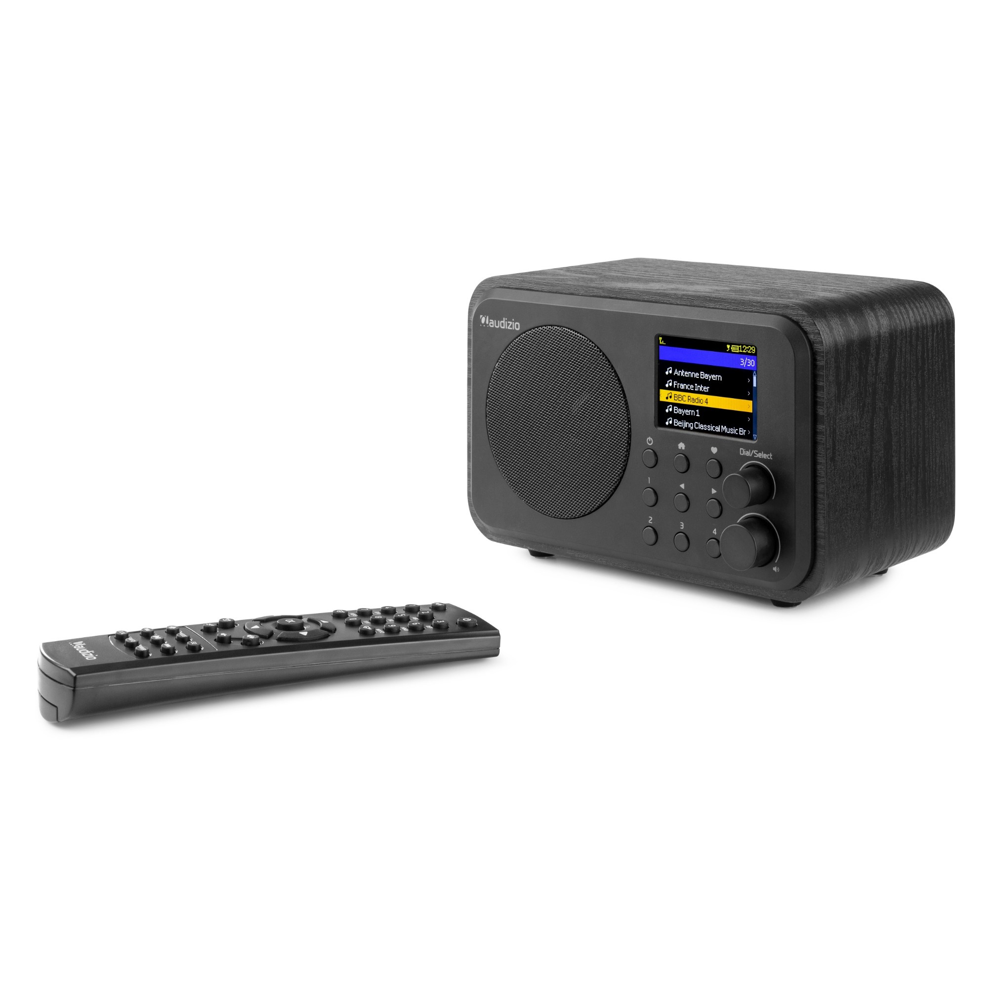 Una radio digital de madera negra con un mando a distancia a la izquierda. La radio muestra texto en pantalla.