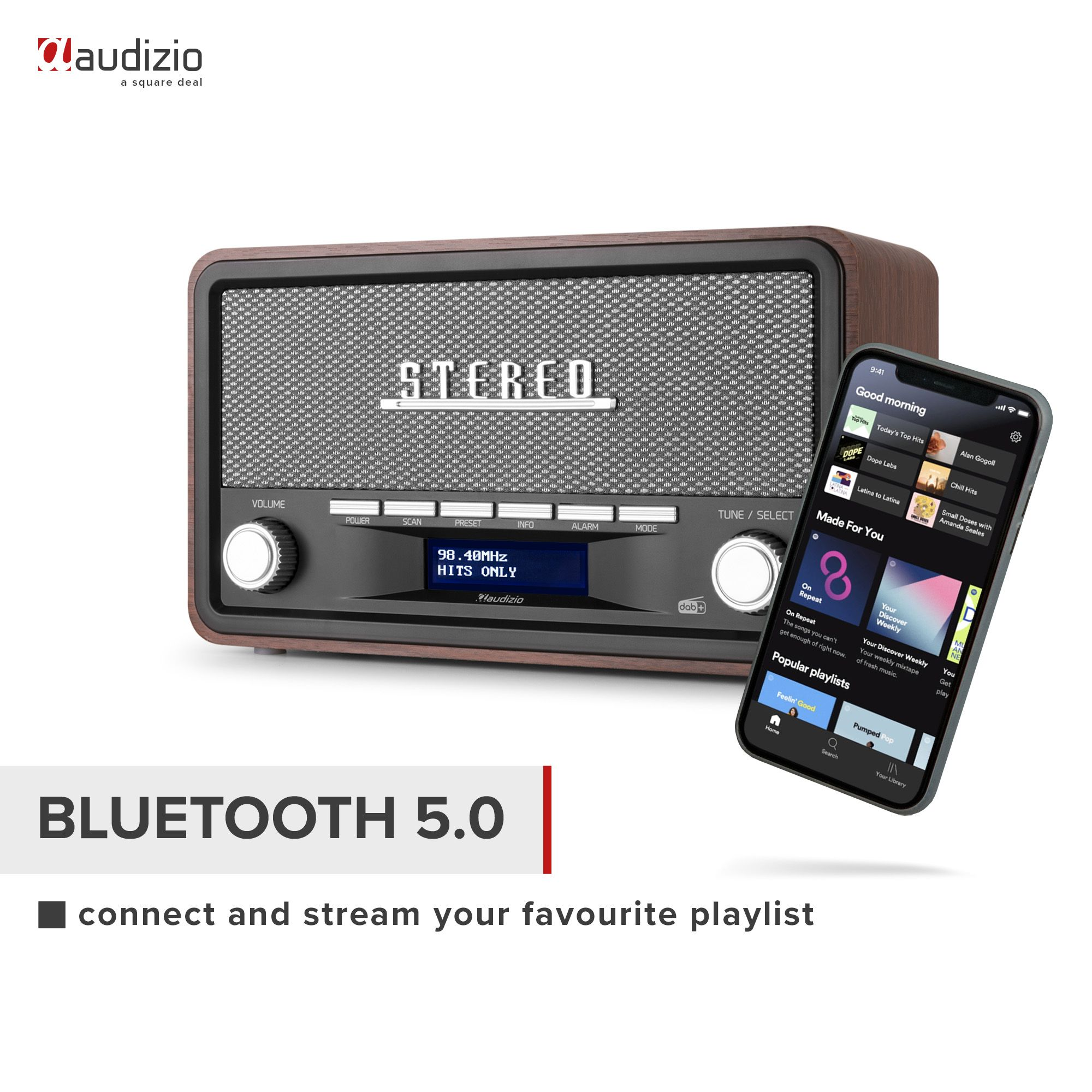 Radio estéreo de madera con un teléfono que muestra una app de música y texto Bluetooth 5.0.