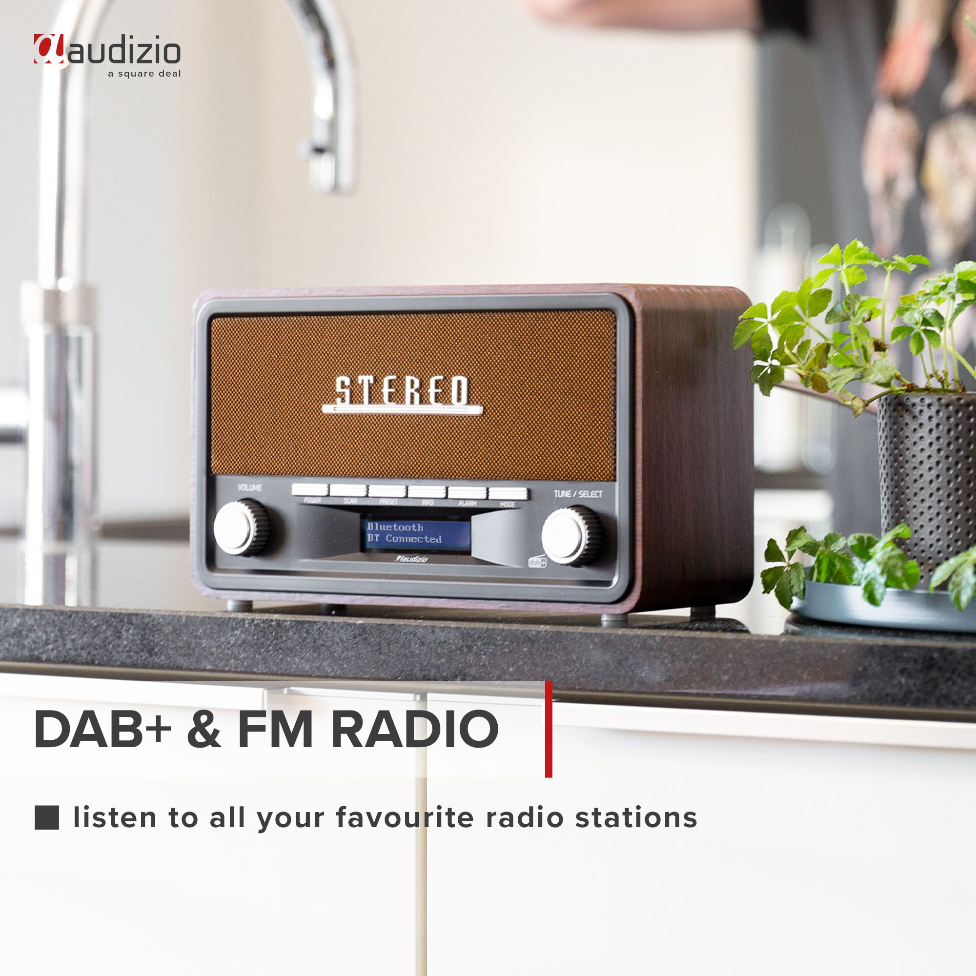 Radio de madera con pantalla y botones en una encimera.