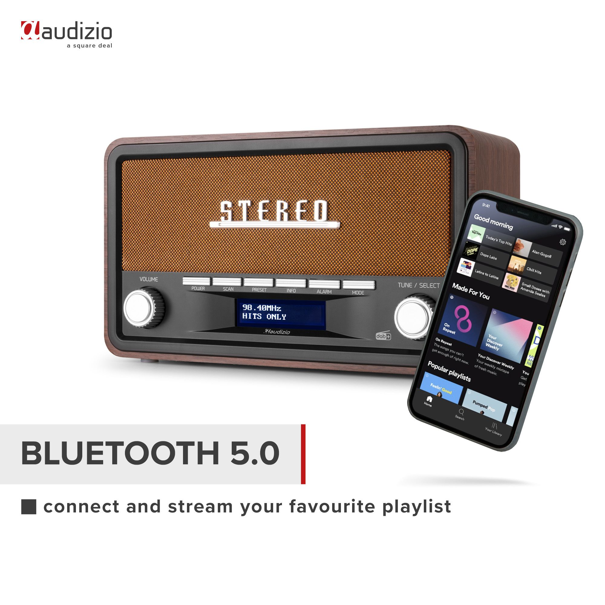 Radio retro con un smartphone mostrando una lista de reproducción.
