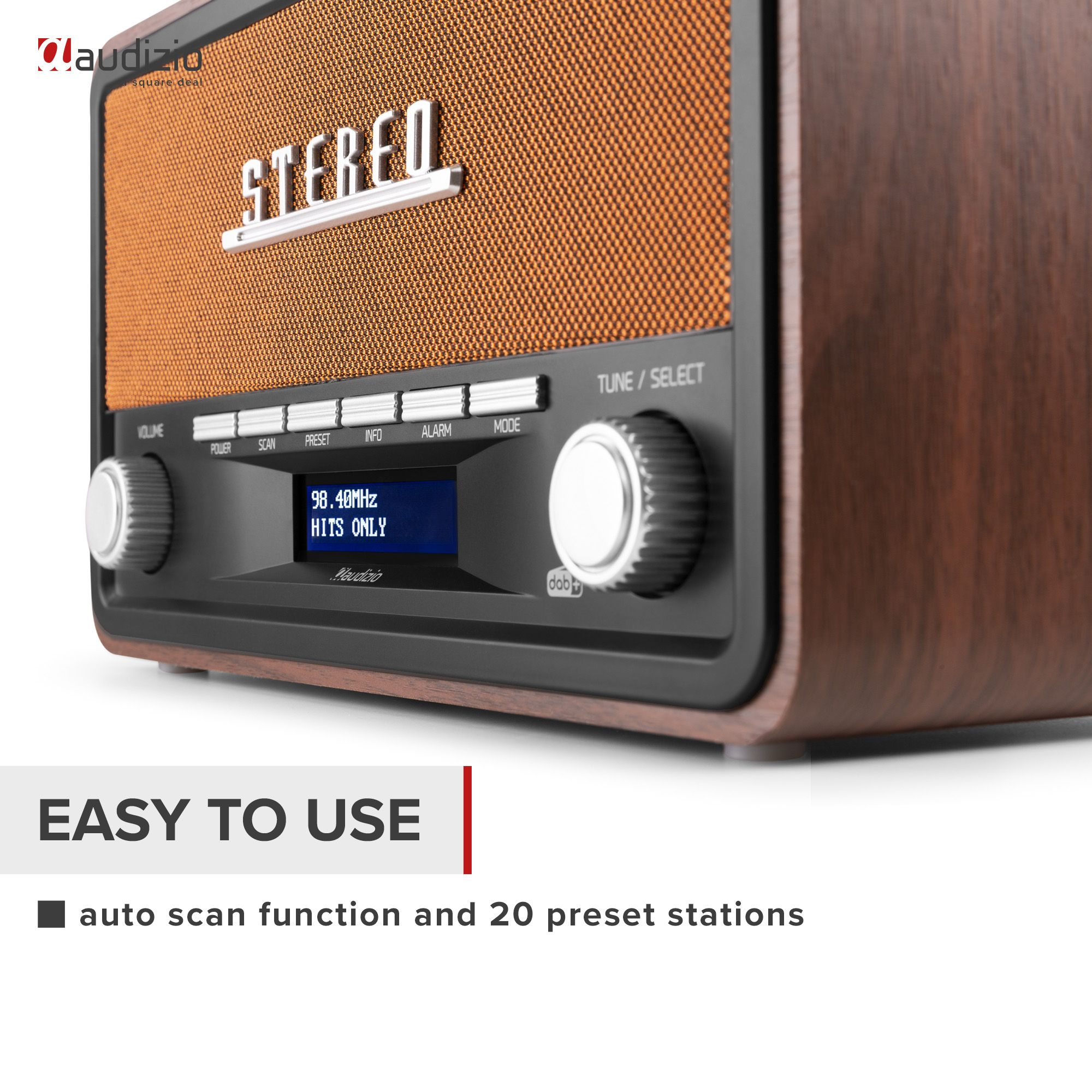 Radio retro en carcasa de madera, pantalla digital, sobre superficie blanca.