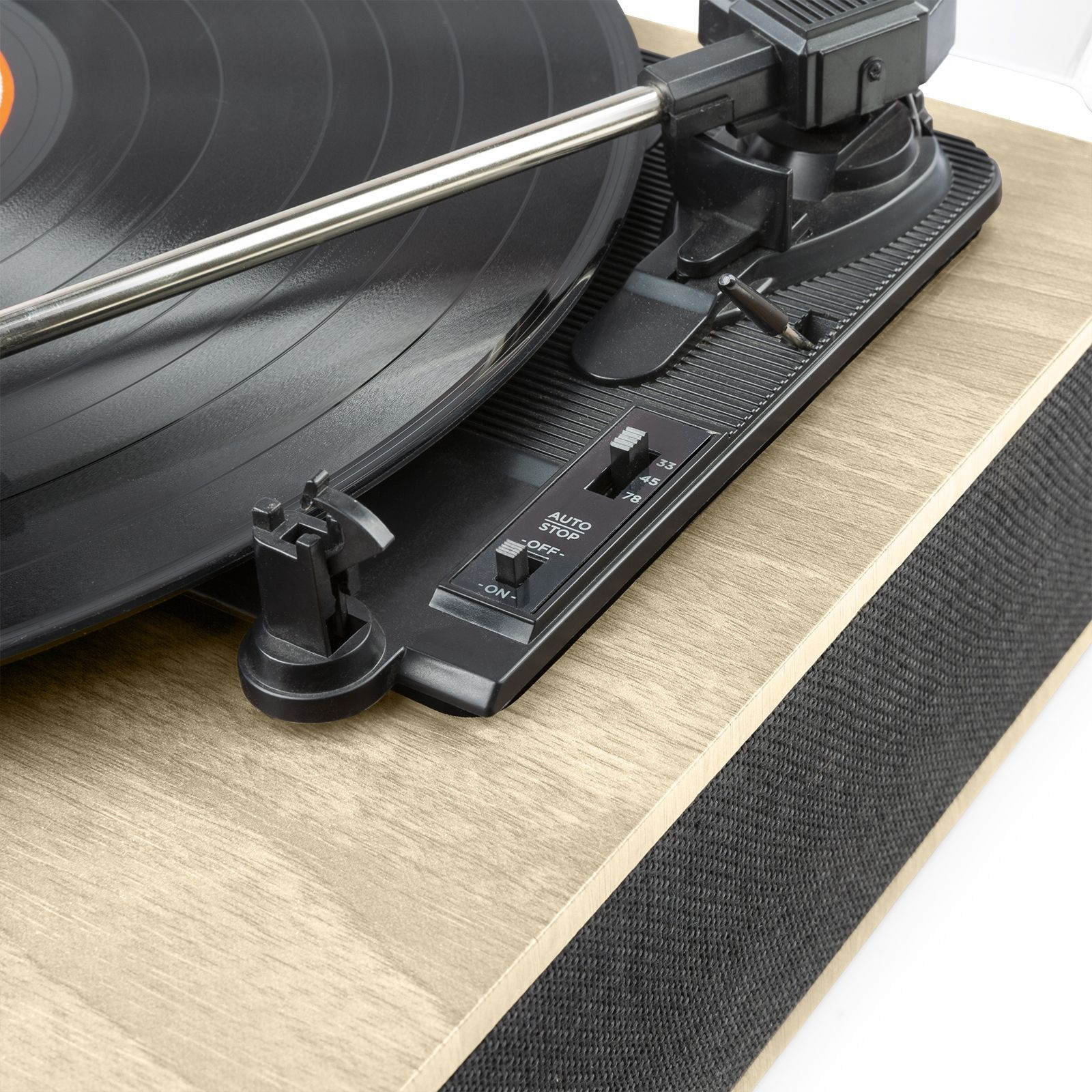 Nahaufnahme eines Plattenspielers mit Vinyl-Schallplatte und Bedienfeld.