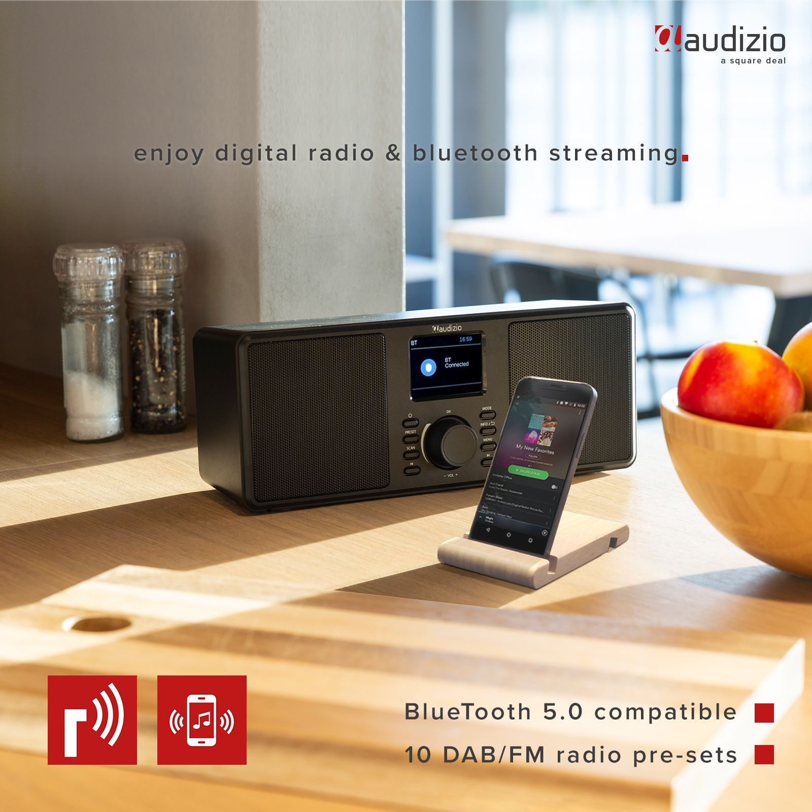Schwarzes Radio mit Telefon, spielt Musik. Text: Genießen Sie Digitalradio und Bluetooth-Streaming.