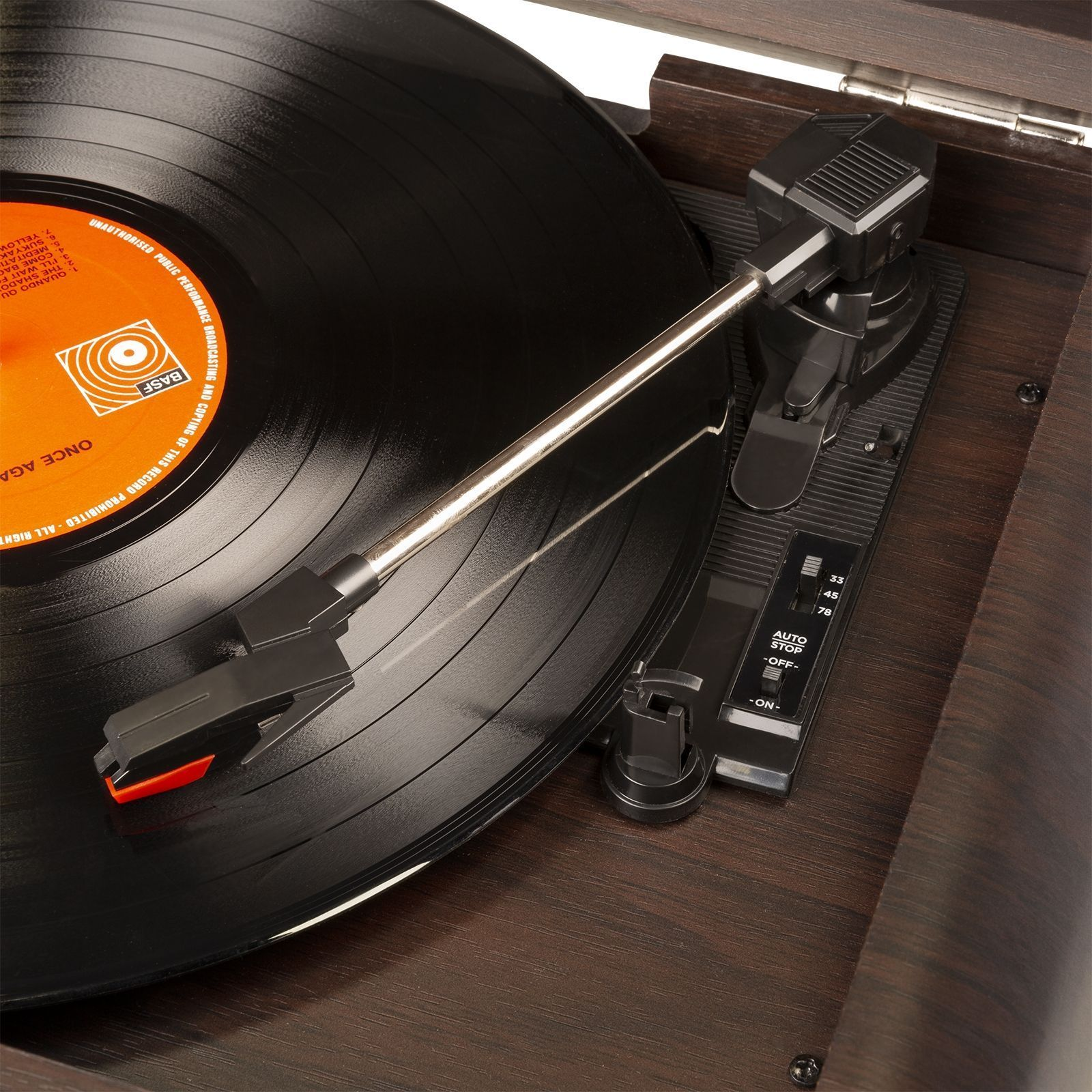 Nahaufnahme eines Plattenspielers mit einer Vinyl-Schallplatte, die abgespielt wird. Die Nadel liegt auf der Platte.