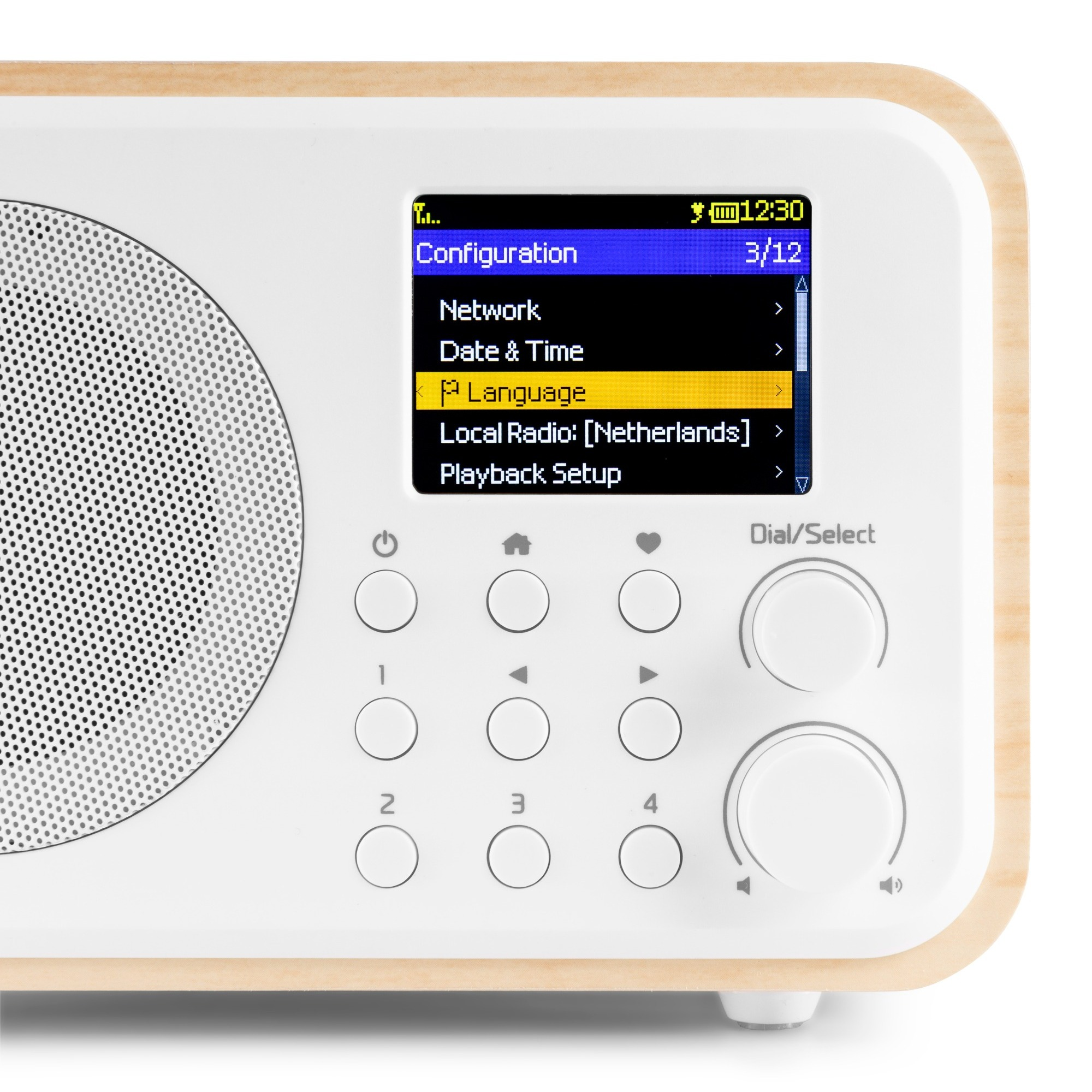 Nahaufnahme eines Radiobildschirms, der Konfigurationsoptionen anzeigt. Es hat ein weißes und beiges Design.