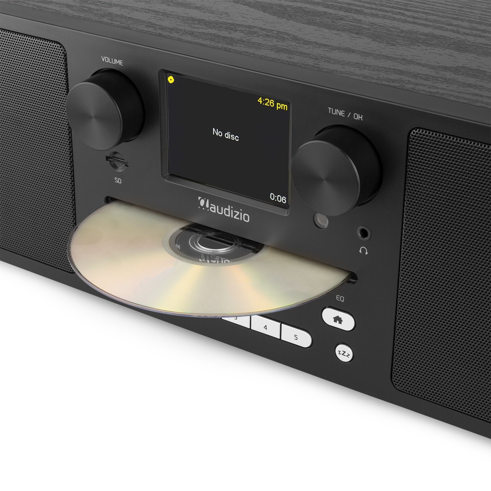 Ein schwarzes Audiogerät mit Bildschirm, ein CD-Fach offen mit einer CD. Die Uhrzeit wird auf dem Bildschirm angezeigt.