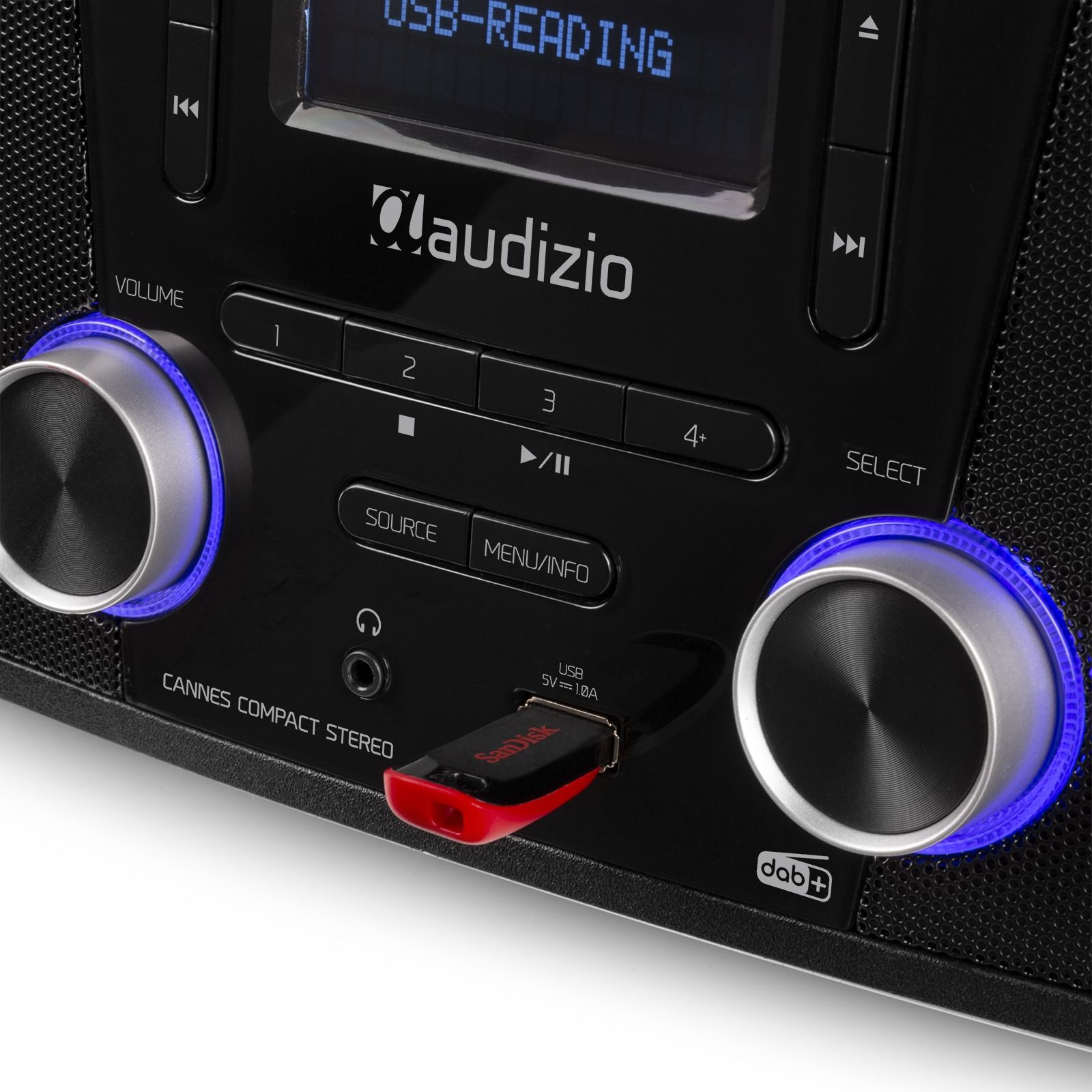 Estéreo negro con lectura USB, perillas de volumen y una unidad USB. Texto: Cannes Compact Stereo, Claudizio.
