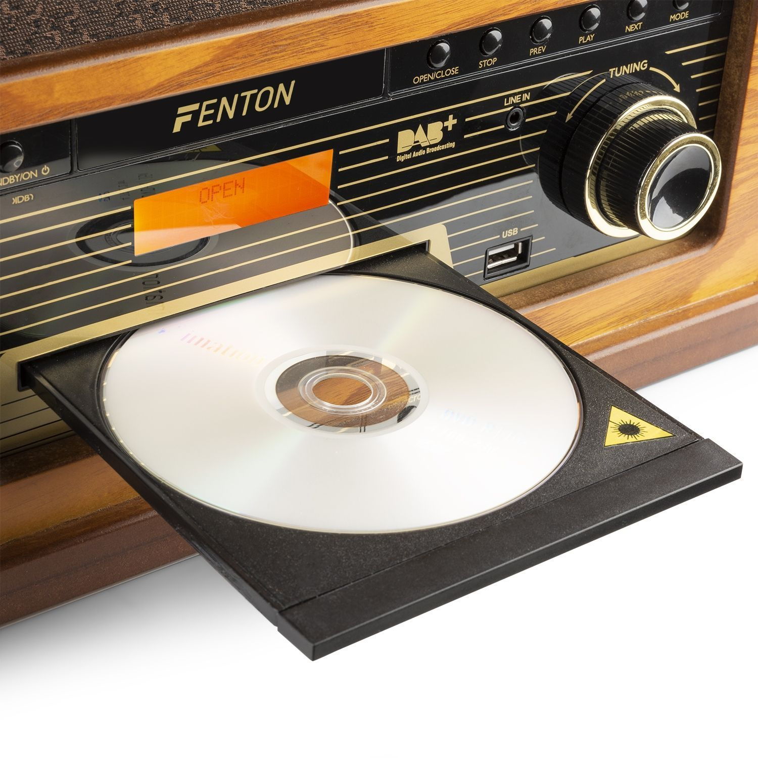 Primer plano de un reproductor de CD. La bandeja de CD está abierta, mostrando un CD. La palabra OPEN es visible.