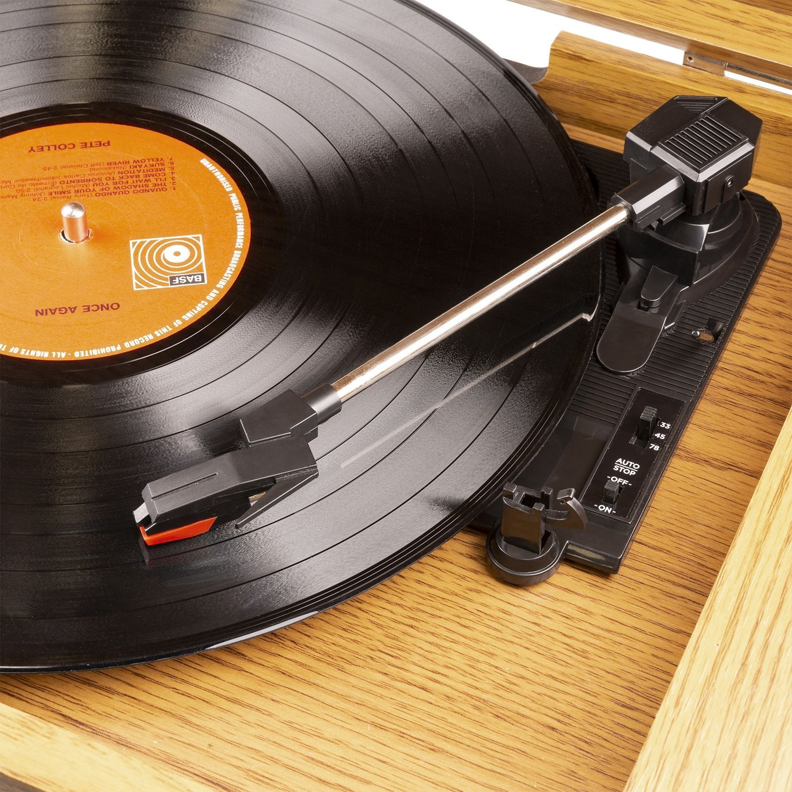 Primer plano de un tocadiscos con un disco negro reproduciéndose, con la aguja sobre el disco.