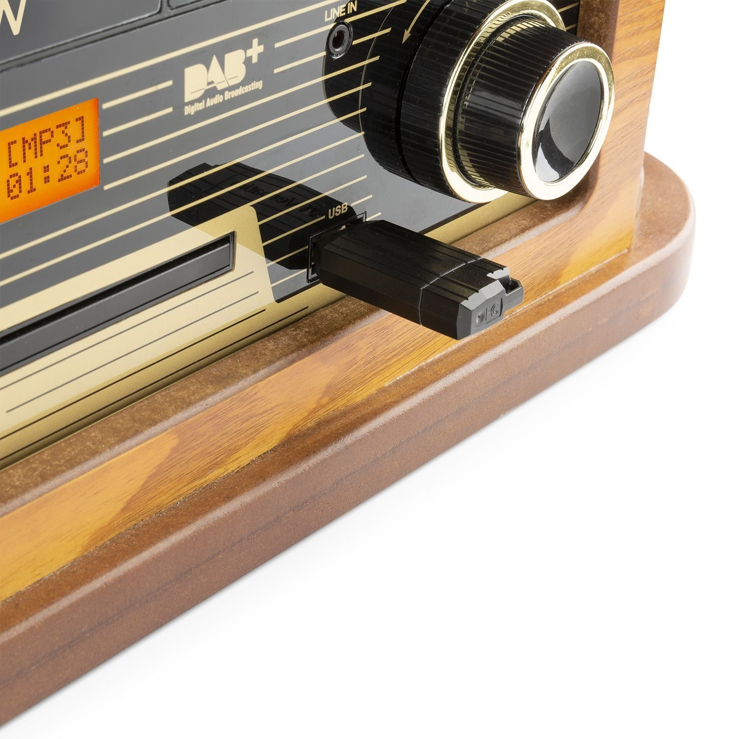 Primer plano de una radio de madera con una memoria USB insertada. El puerto USB y la memoria están enfocados.