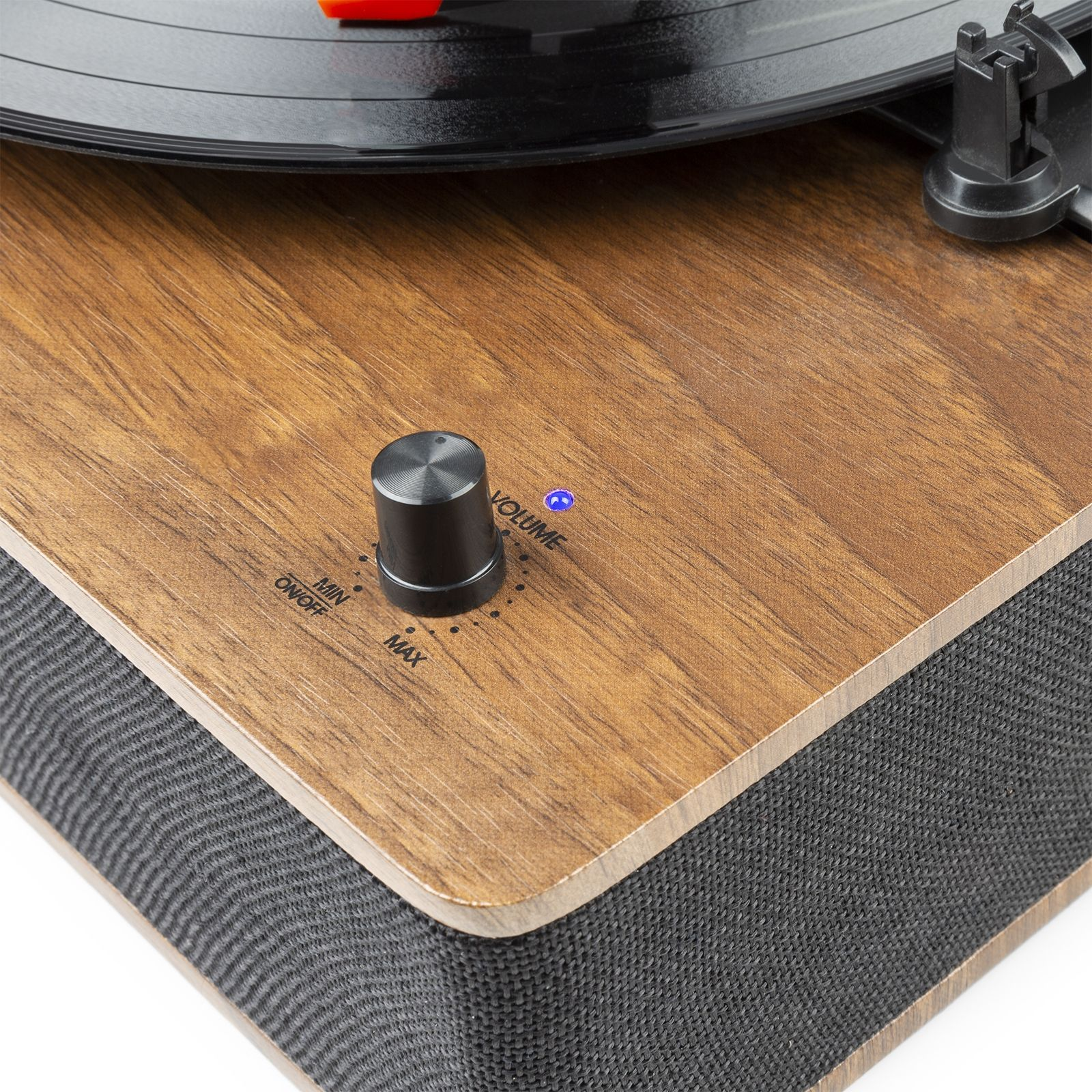 Un tocadiscos de madera con una perilla de volumen negra y un disco de vinilo girando.