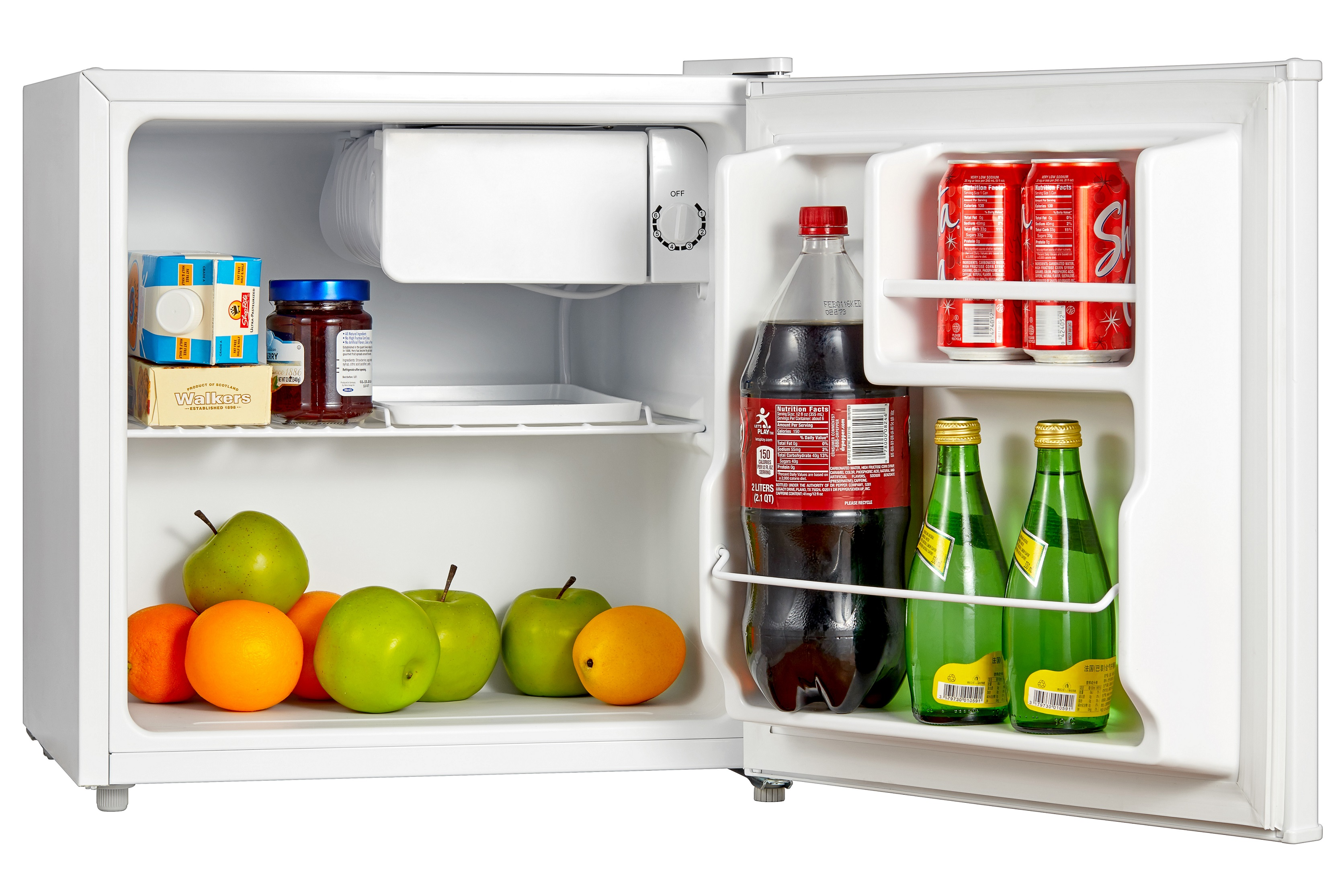 Mini koelkast open, met fruit, drankjes en snacks zichtbaar.