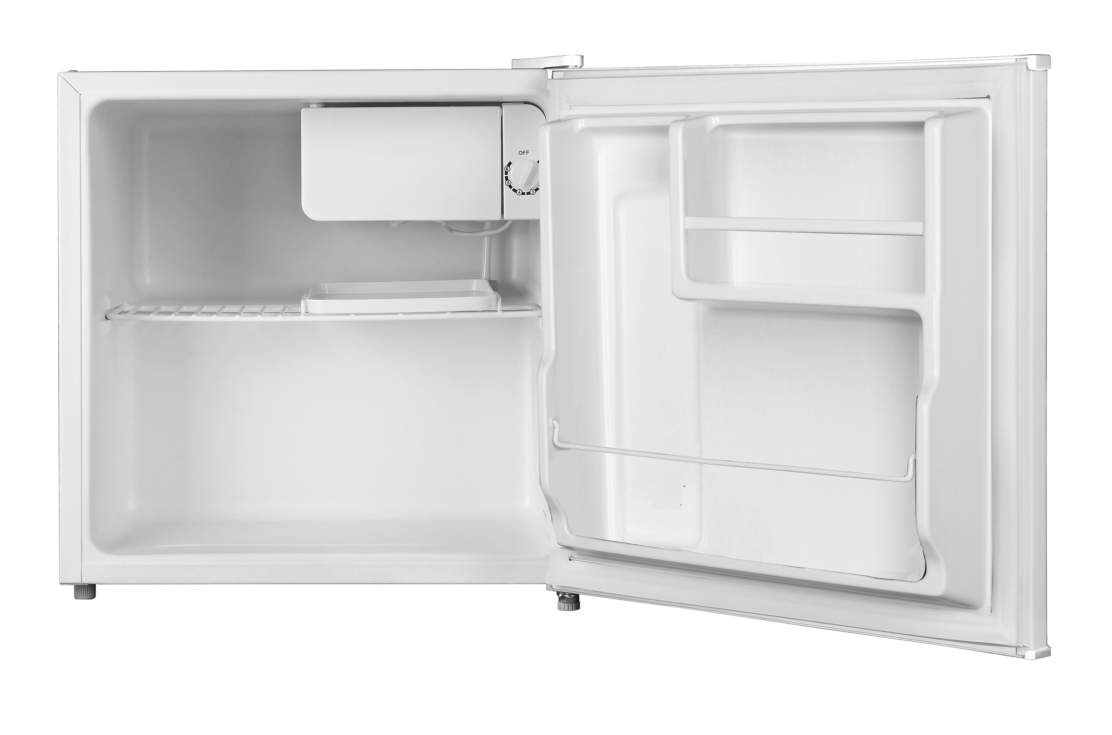 Een witte mini-koelkast met de deur open, met schappen en een ijsmaker.