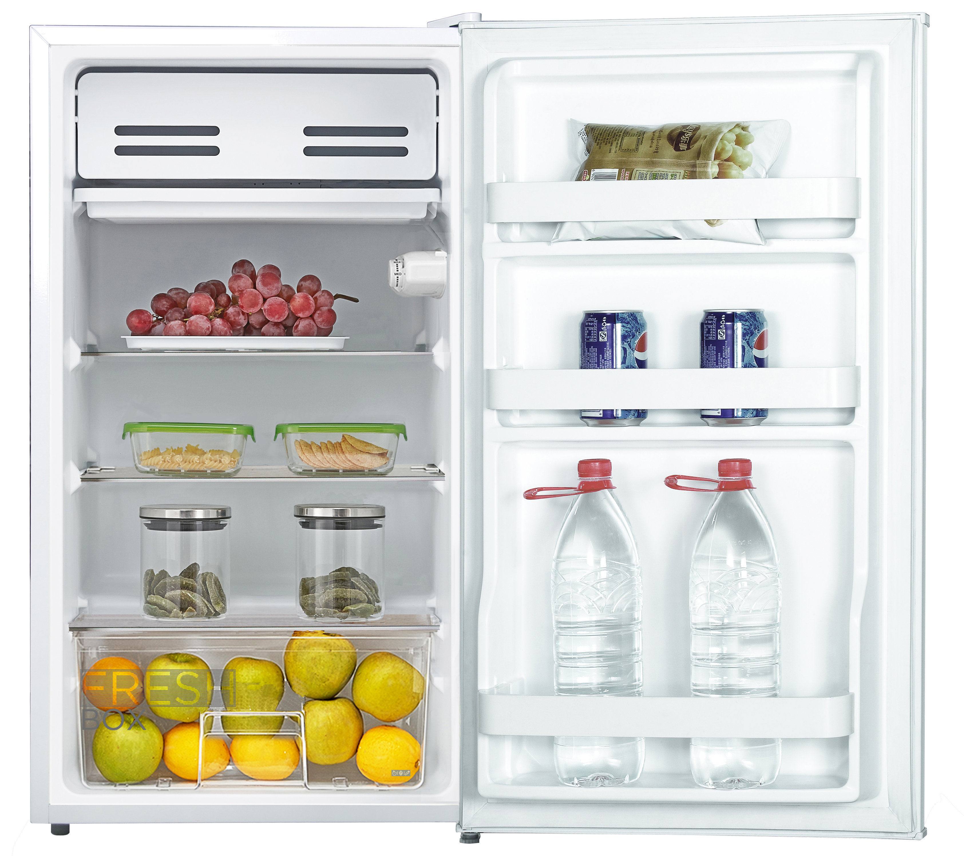 Open koelkast met fruit, drankjes en etenswaren. Druiven, appels en flessen zijn zichtbaar.