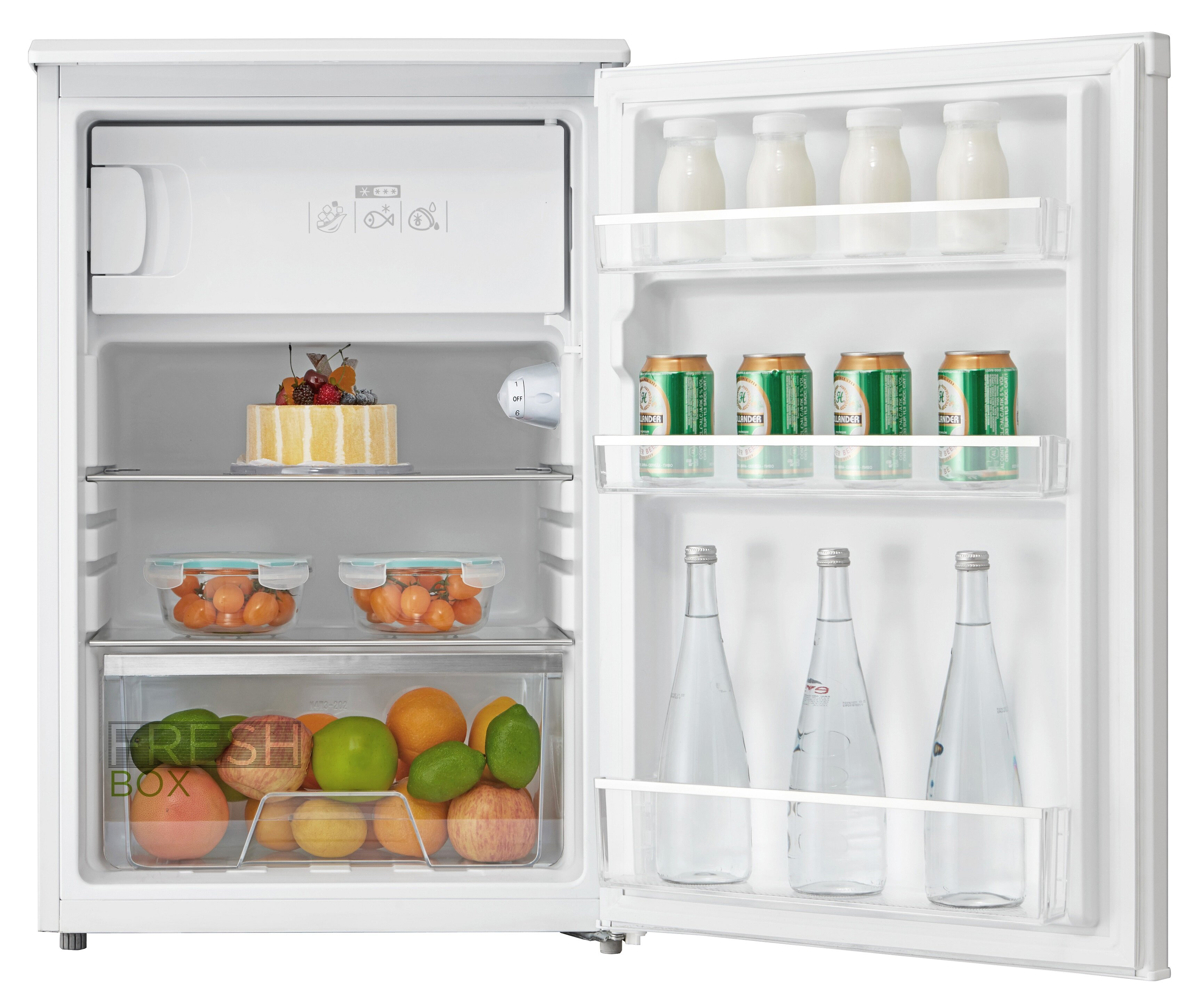 Un refrigerador blanco con alimentos adentro, puerta abierta.