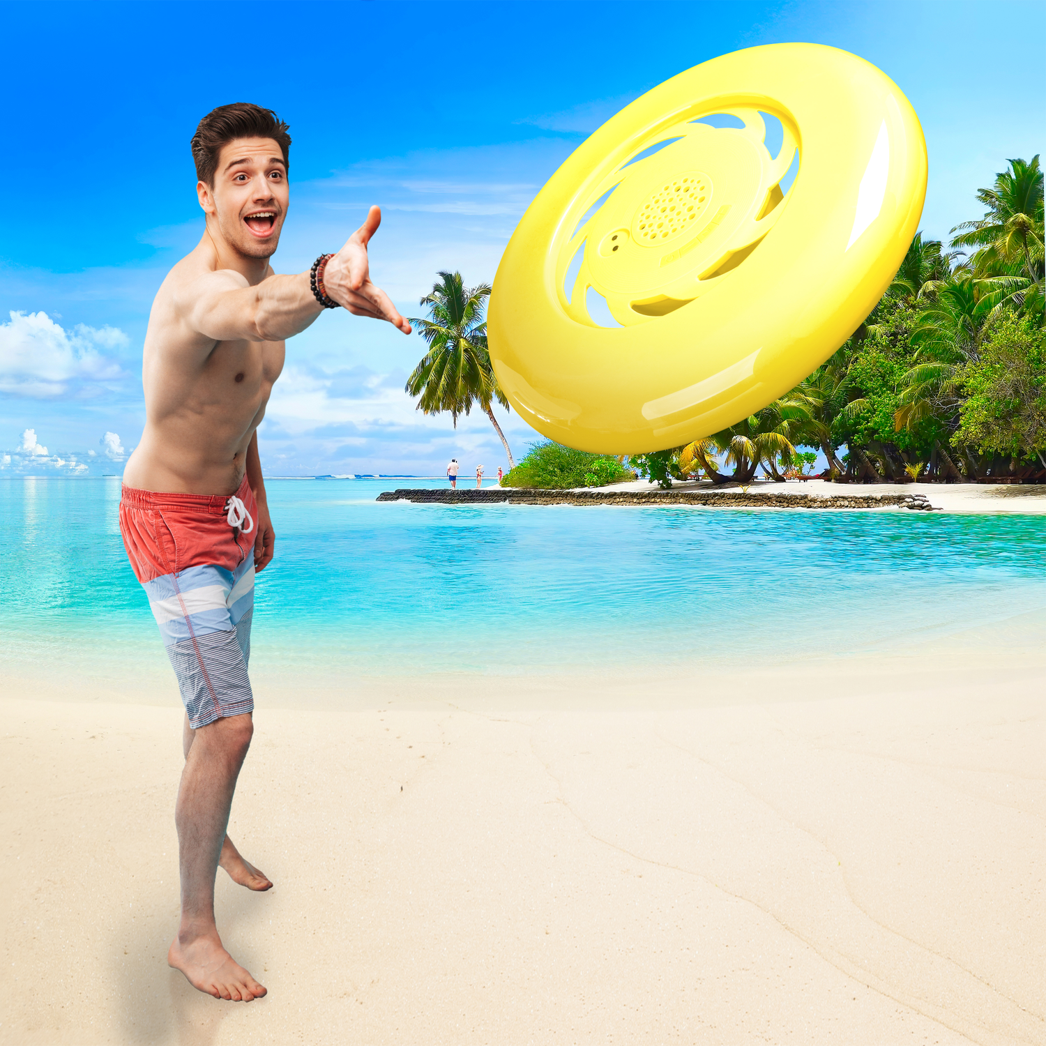 Uomo lancia frisbee giallo in spiaggia, cielo blu e oceano sullo sfondo.
