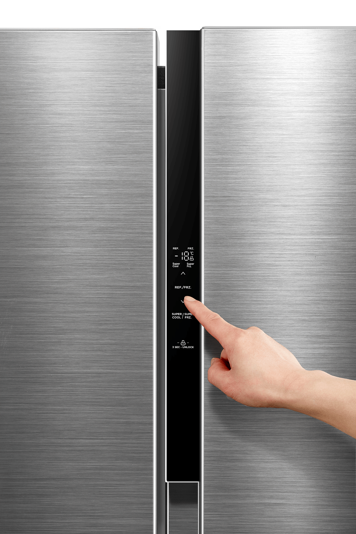 Una mano presiona un botón en una puerta de refrigerador plateada con una pantalla digital que muestra las temperaturas.