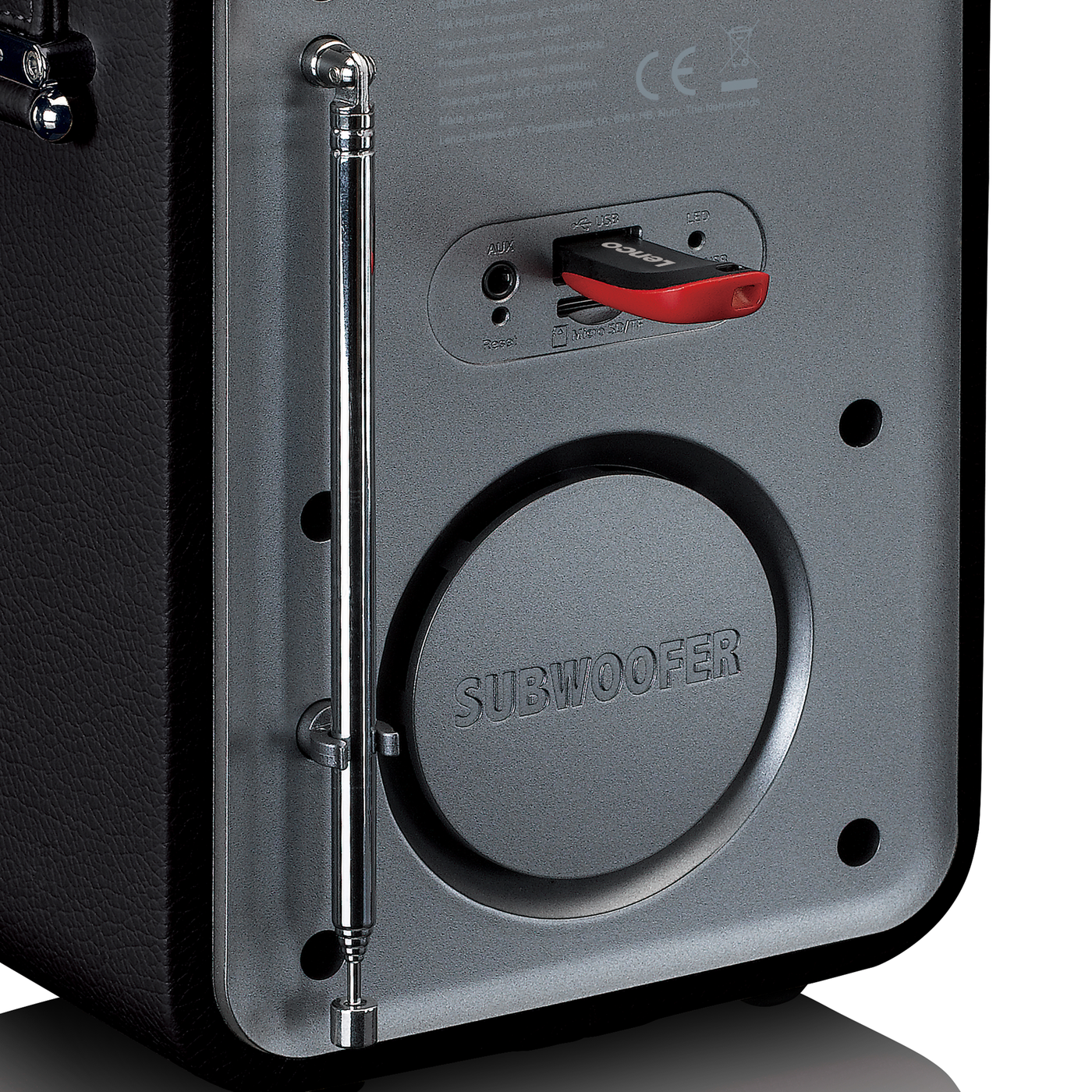 Tył głośnika z portami aux, usb i subwoofer.