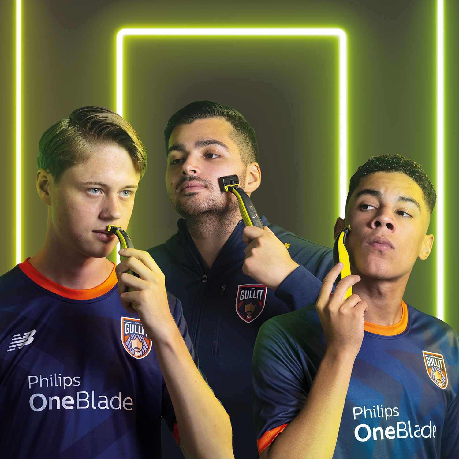 Trzech mężczyzn goli się żółto-czarnymi golarkami Philips OneBlade. Mają na sobie granatowe koszule.