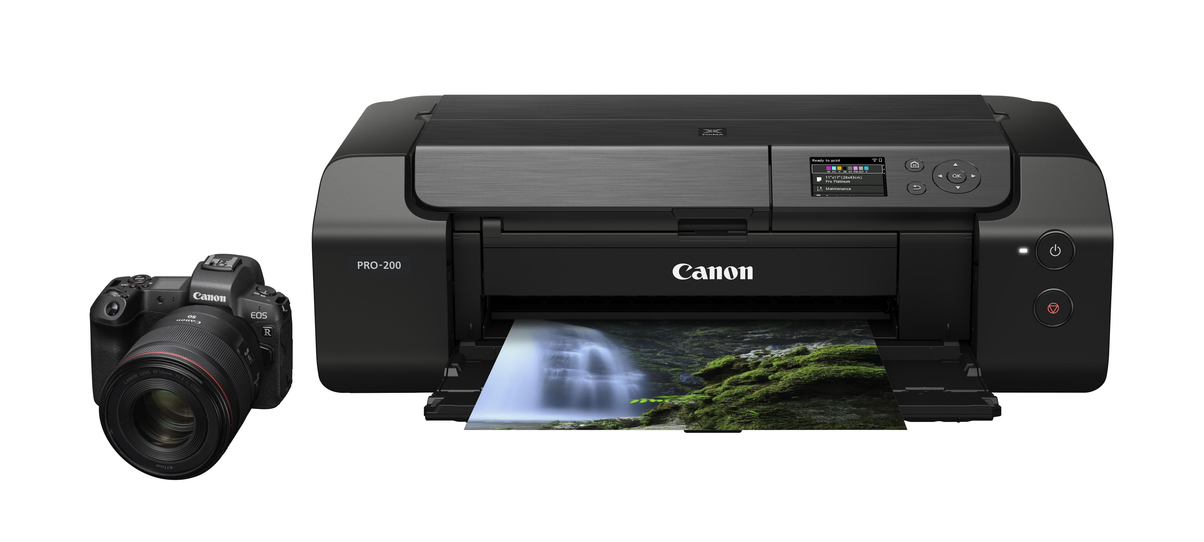 Una stampante Canon con una foto in stampa accanto a una fotocamera.
