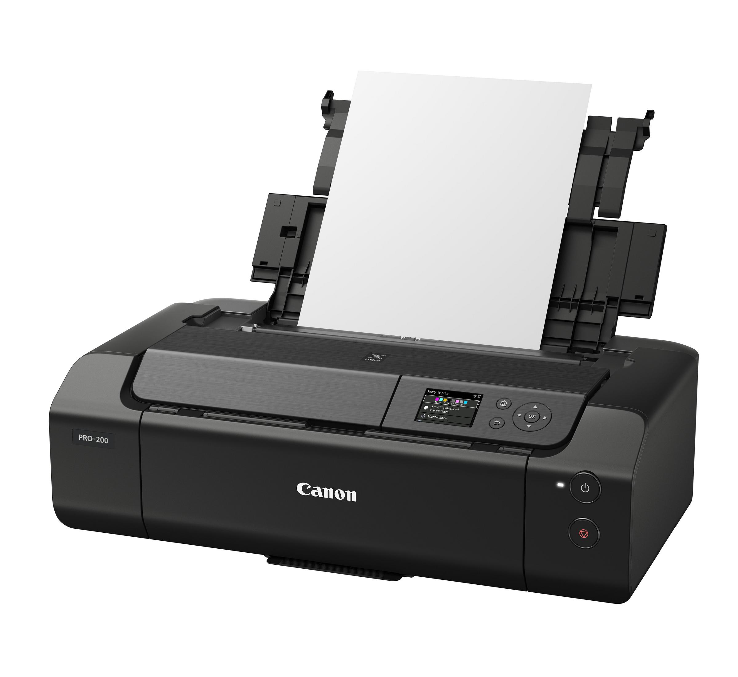 Stampante Canon nera con un foglio di carta bianco nel vassoio aperto, su sfondo bianco.