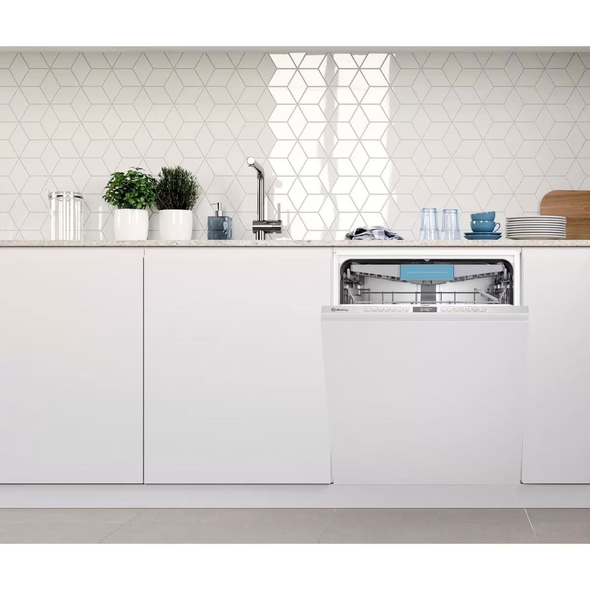Lavavajillas abierto en una cocina blanca, con armarios blancos y salpicadero de azulejos geométricos.