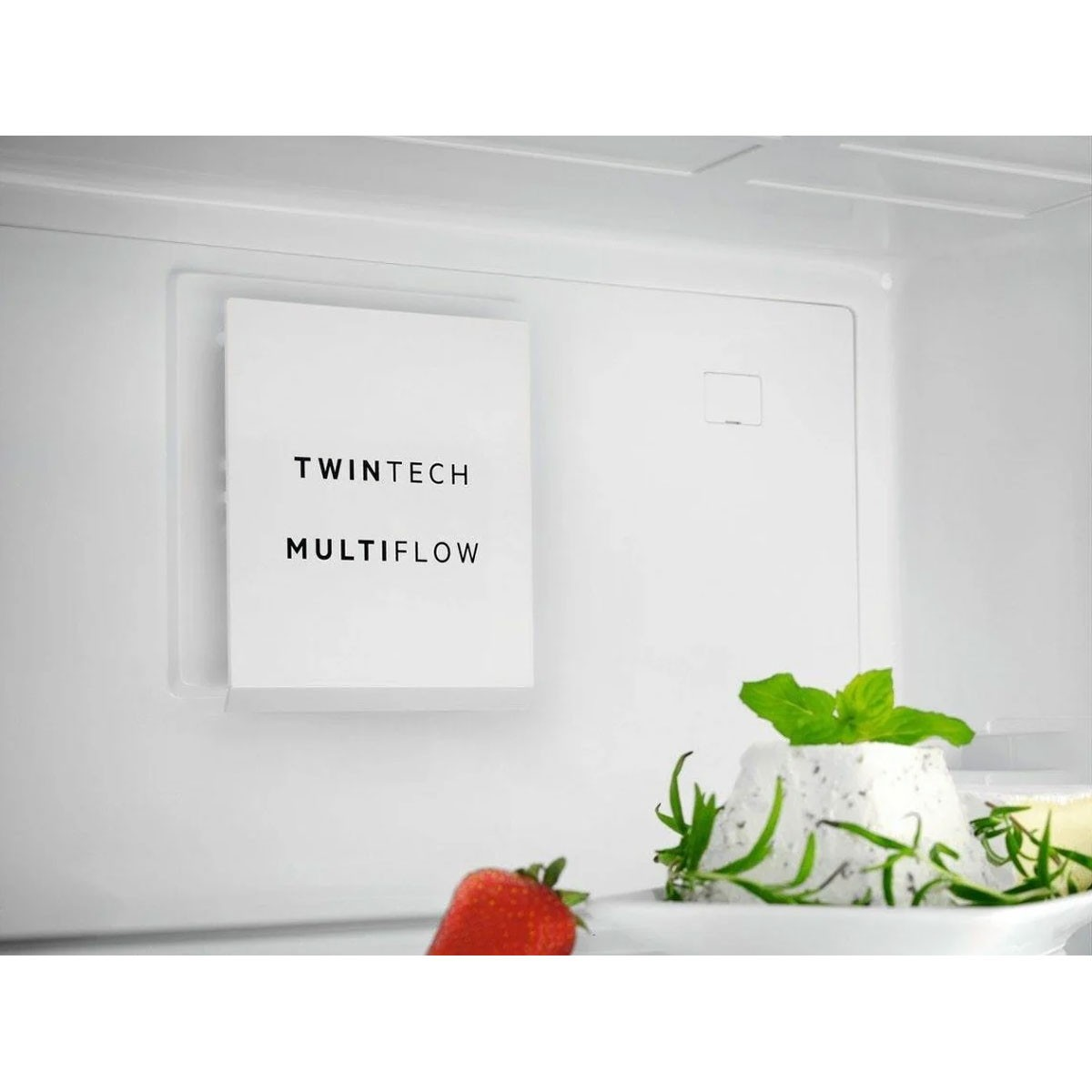 Interior de una nevera. Panel TwinTech MultiFlow blanco, alimentos como fresas y hierbas.