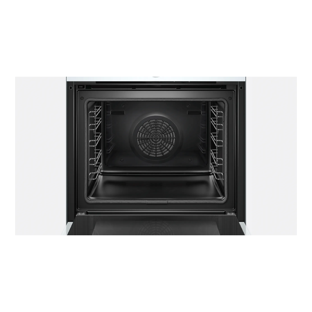 Interior de horno con rejillas y ventilador visibles, con la puerta abierta, sobre fondo blanco.