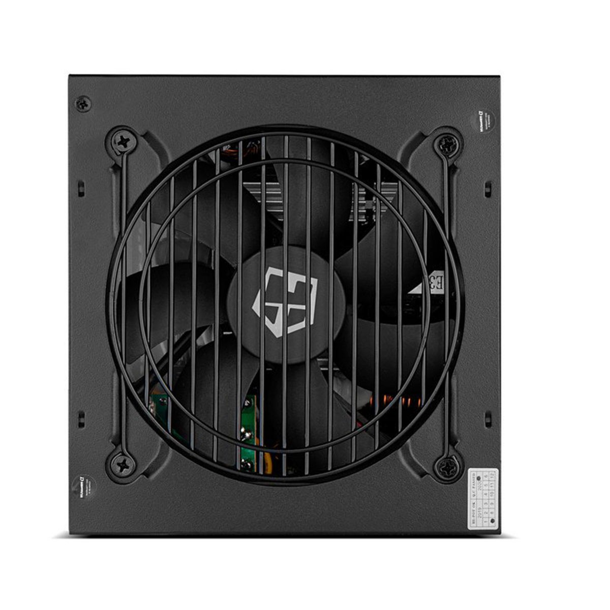 Czarny zasilacz komputerowy z wentylatorem i kratką z siatki drucianej. Wentylator ma czarne łopatki.