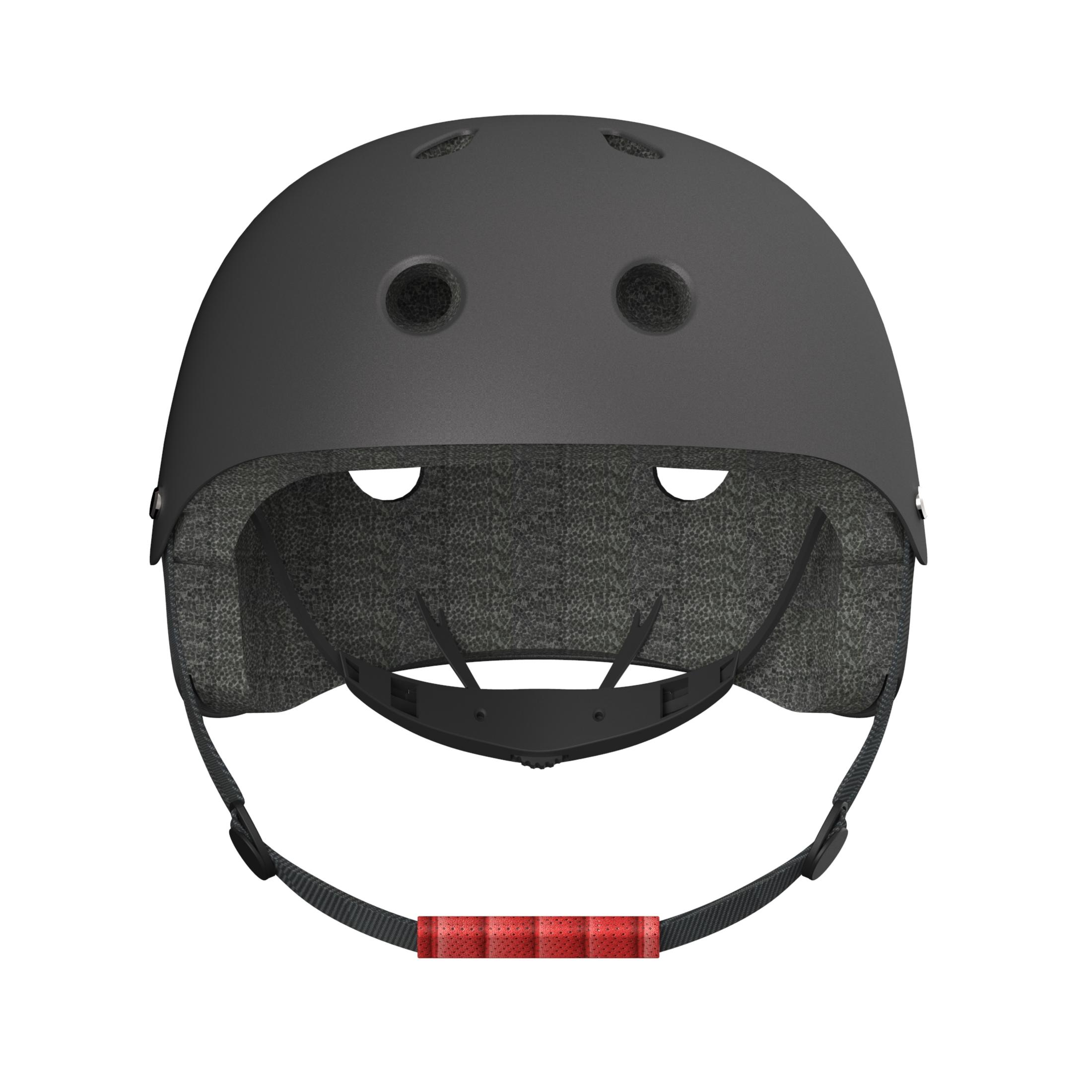 Schwarzer Helm, Innenraum sichtbar, roter Griff, weißer Hintergrund.