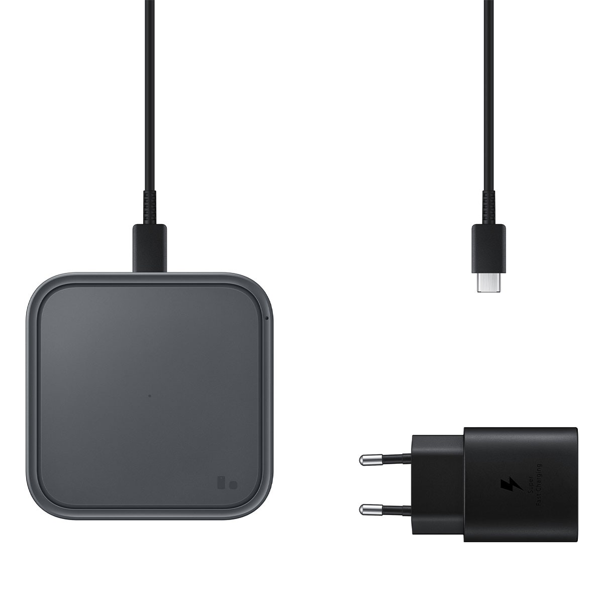 Chargeur sans fil noir, câble USB-C et adaptateur de charge noir avec broches. Le tout sur fond blanc.