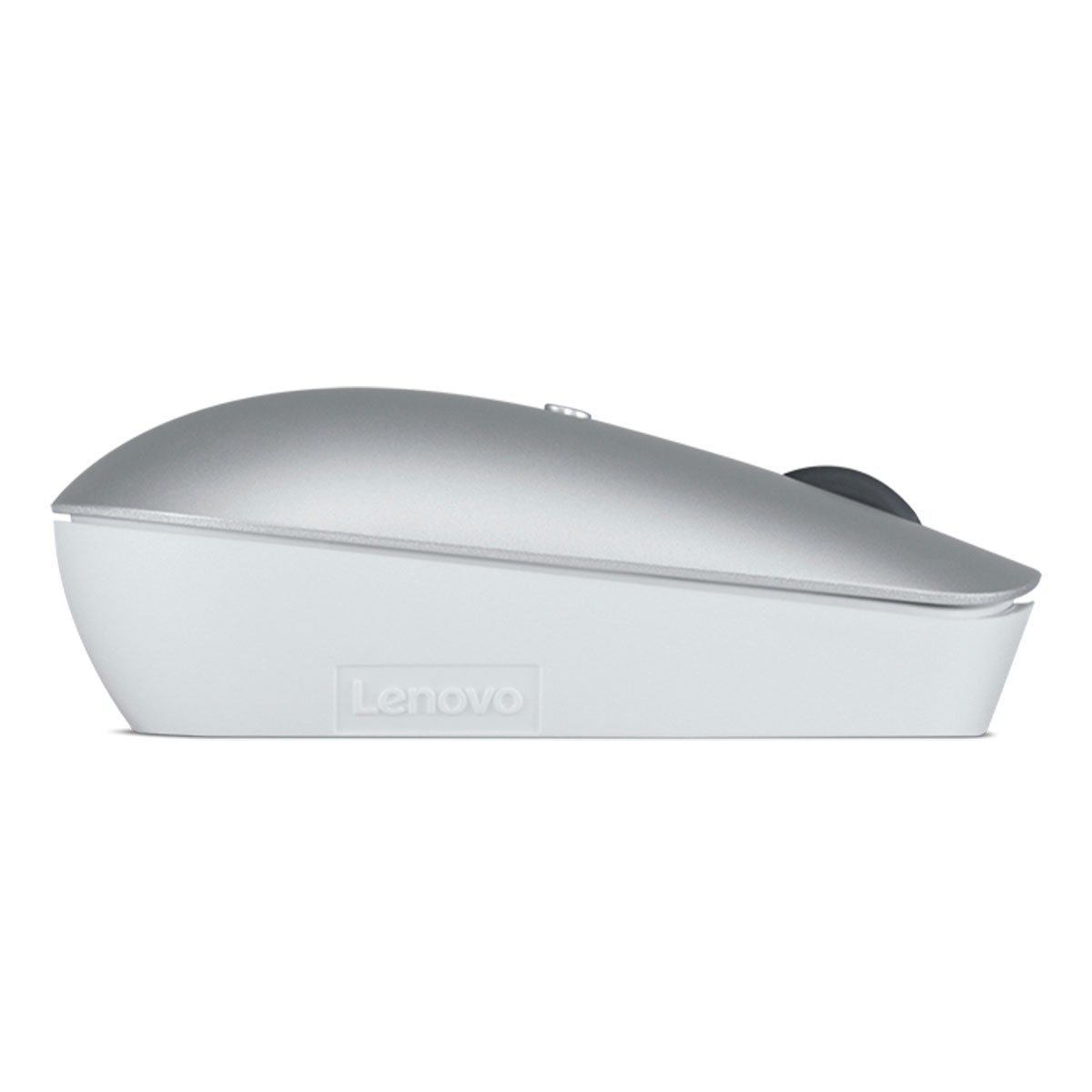 Biała i srebrna mysz Lenovo. Mysz znajduje się na białej powierzchni. Logo Lenovo jest widoczne.