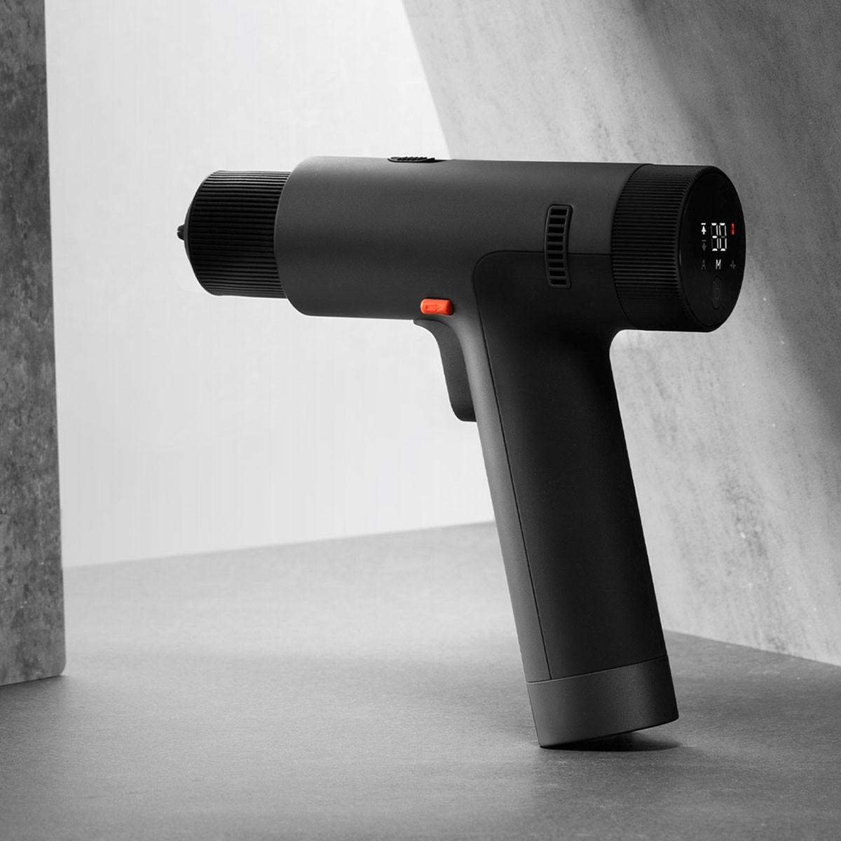 Compressore d'aria portatile nero con display digitale che mostra '30'. Sfondo grigio e bianco.