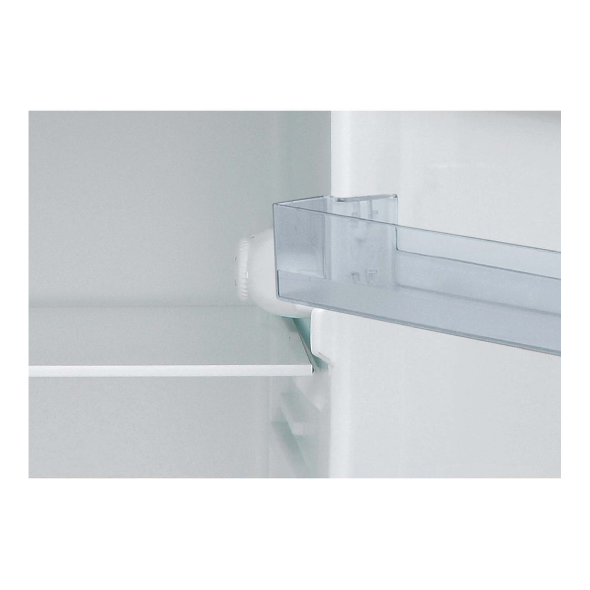 Dentro de un refrigerador blanco, se ve una repisa y una repisa de plástico transparente. La puerta está a la derecha.