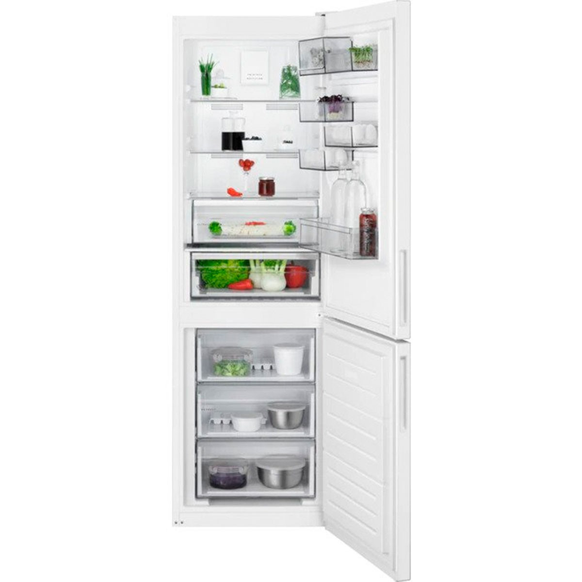 Un refrigerador blanco con la puerta abierta, mostrando estantes con comida. El refrigerador tiene un congelador en la parte inferior.