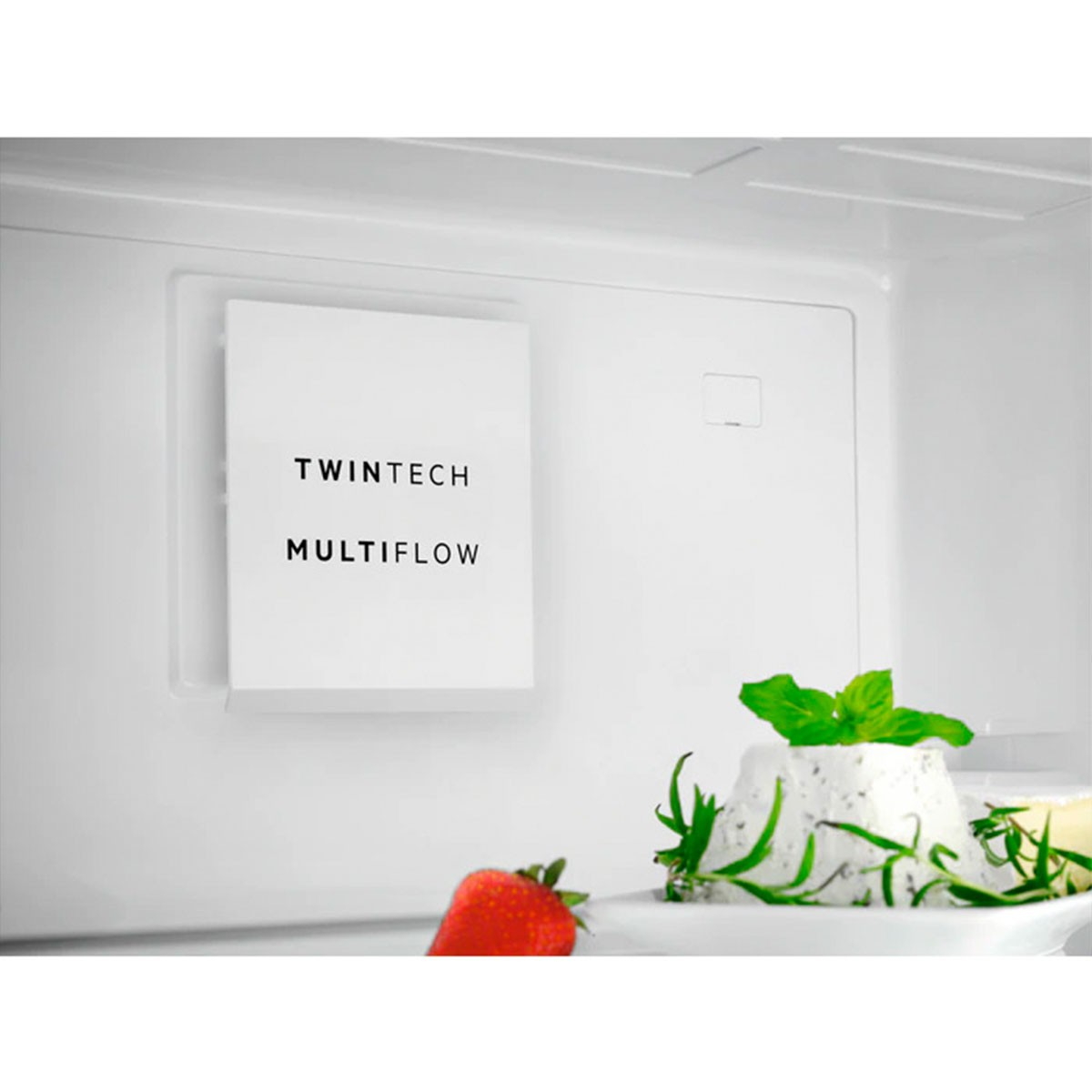 Interior del refrigerador con etiqueta TwinTech MultiFlow y alimentos.