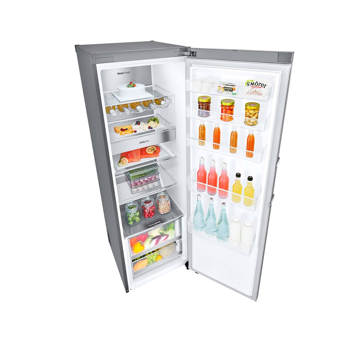 Refrigerador de acero inoxidable abierto con alimentos en estantes de vidrio.