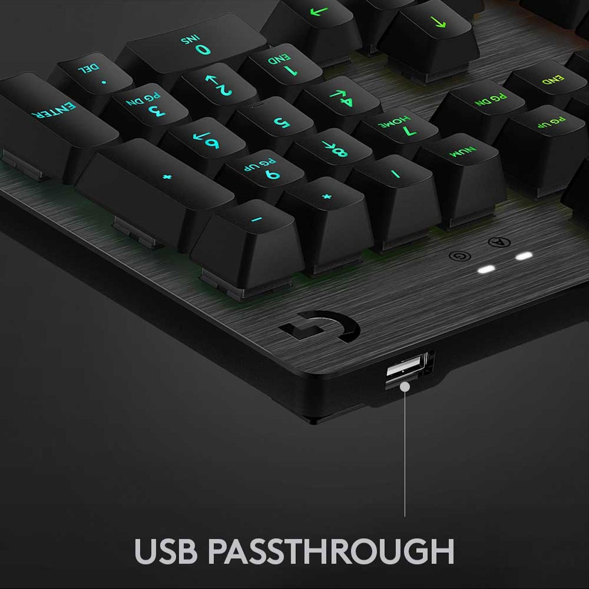 Czarna klawiatura gamingowa z podświetlanymi klawiszami, portem USB i etykietą USB Passthrough.